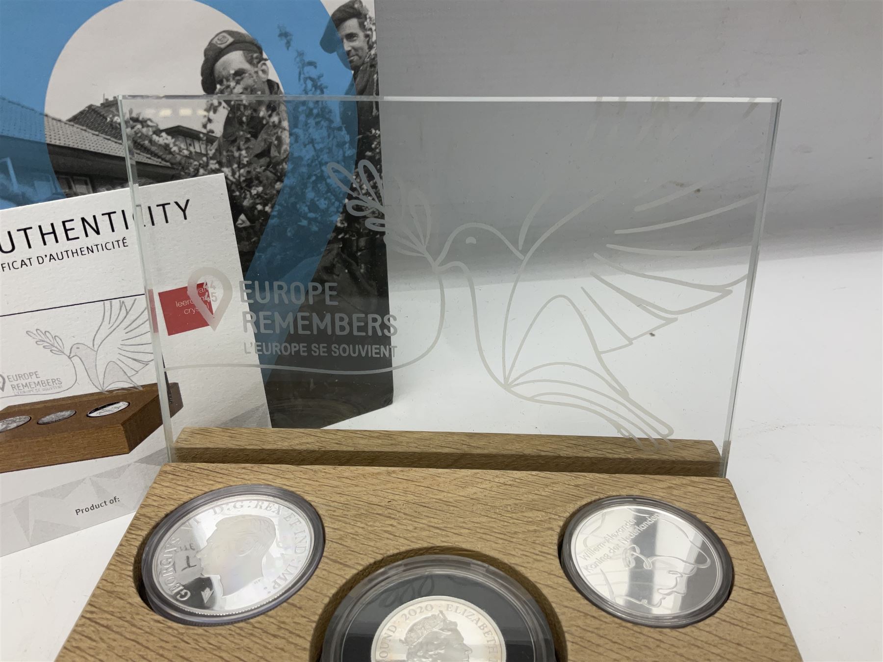 Royal Dutch Mint 'Europe Remembers' silver three coin set - Image 3 of 6