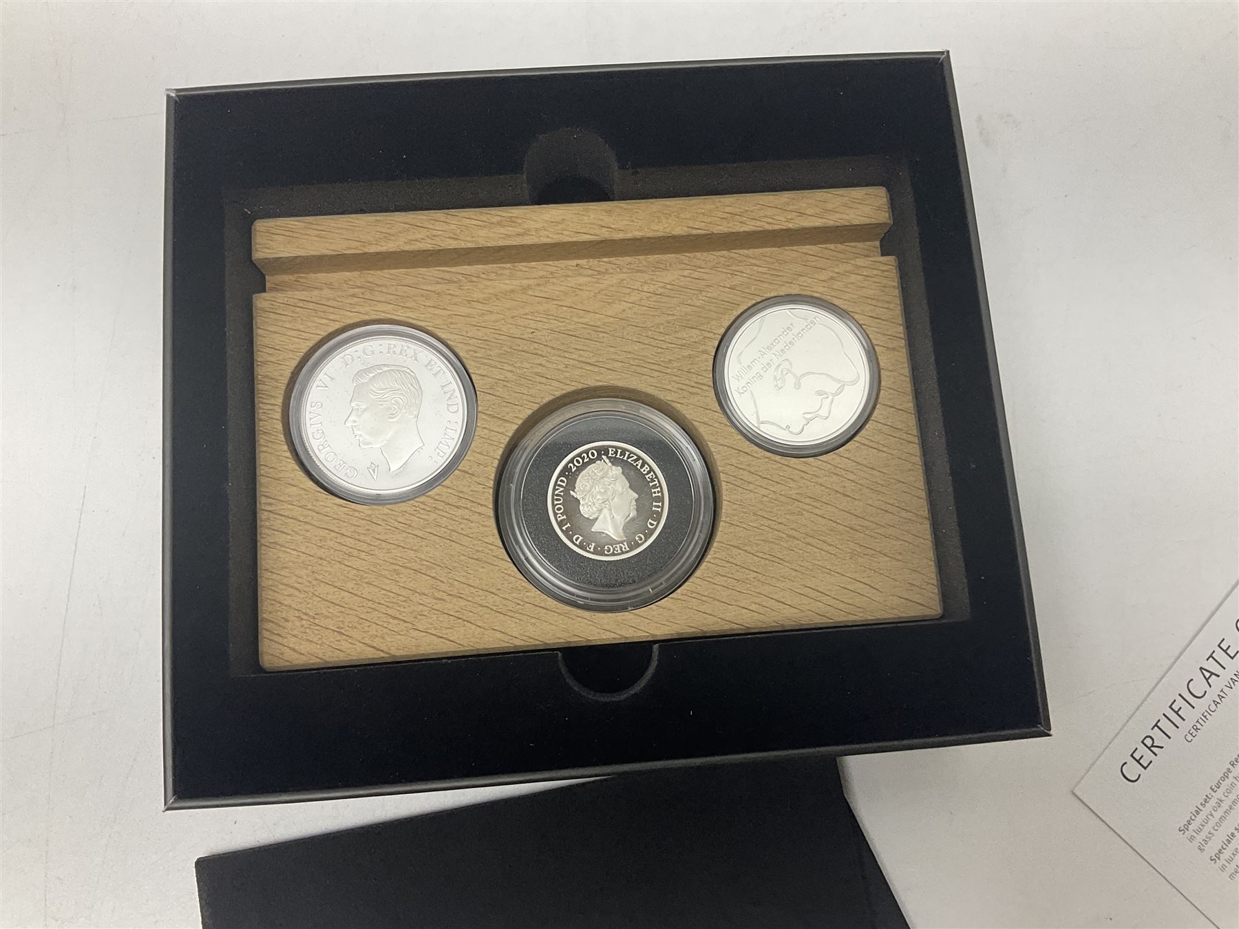 Royal Dutch Mint 'Europe Remembers' silver three coin set - Image 4 of 6