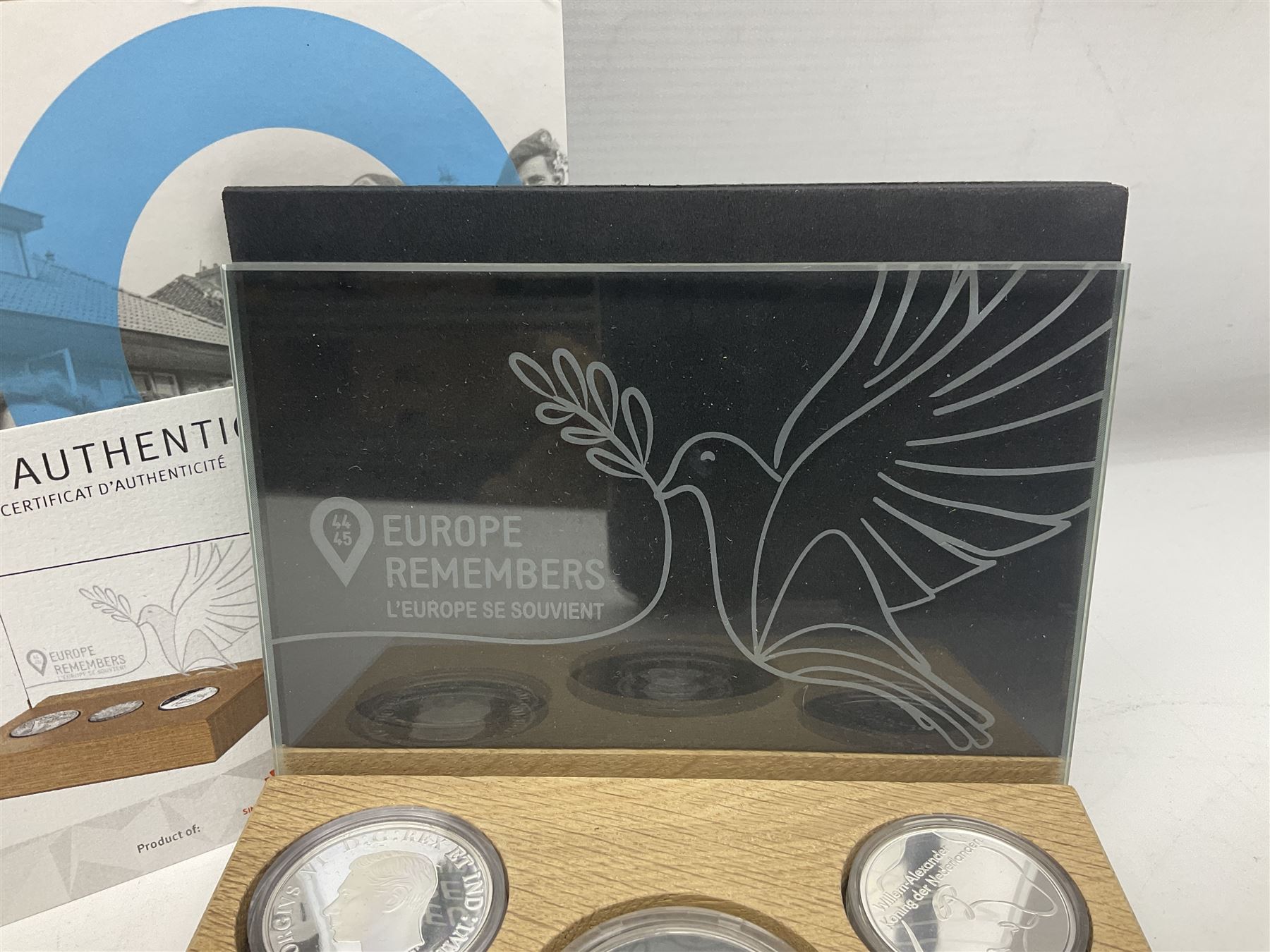 Royal Dutch Mint 'Europe Remembers' silver three coin set - Image 2 of 6