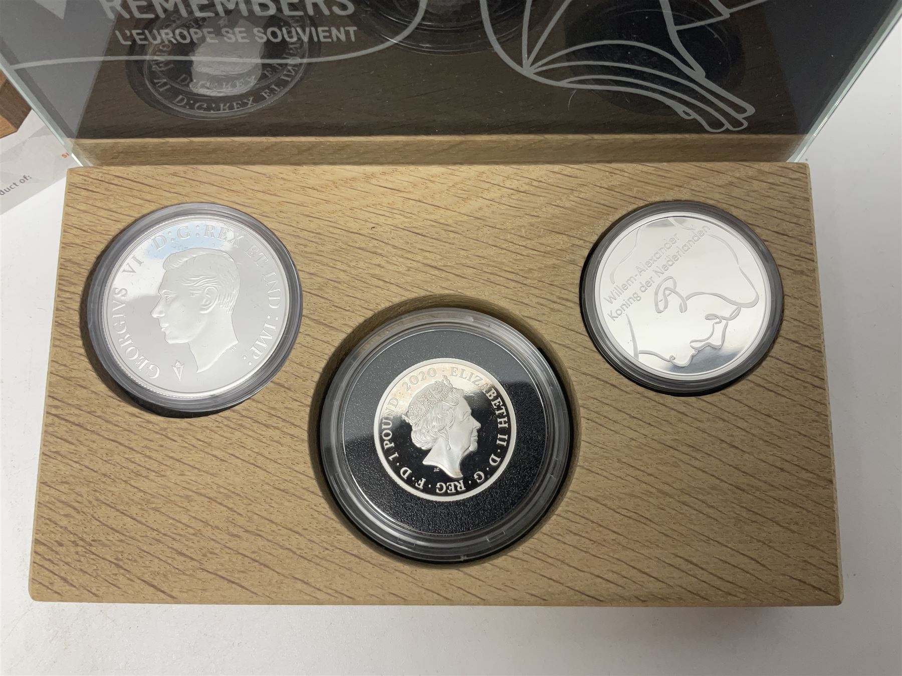 Royal Dutch Mint 'Europe Remembers' silver three coin set - Image 6 of 6
