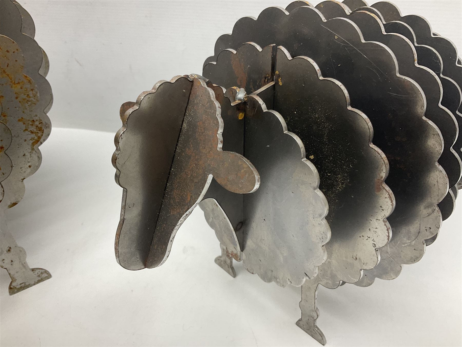 Graduating set of three metal sheep garden ornaments - Image 5 of 11