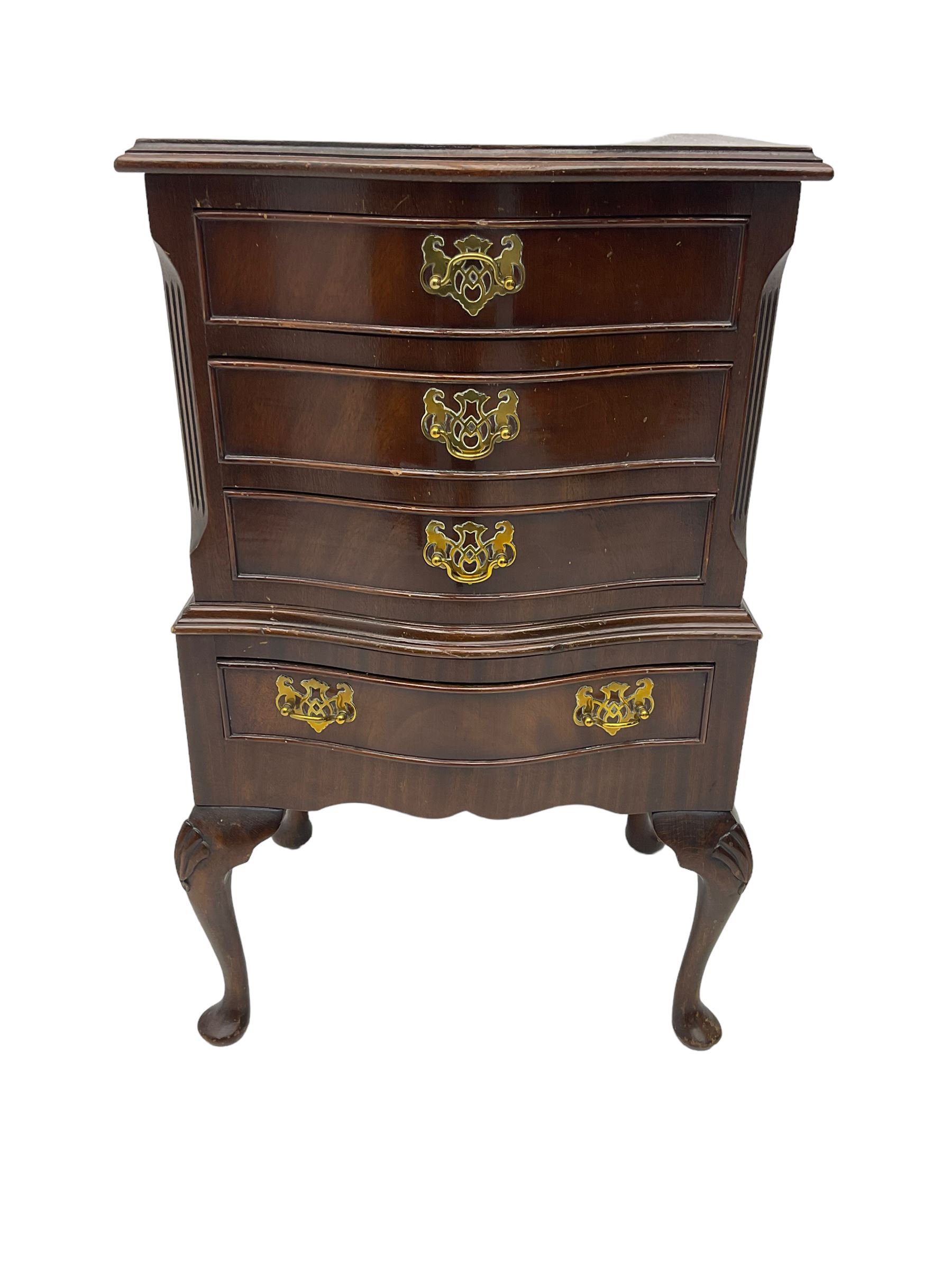 Small Georgian design mahogany serpentine fronted chest
