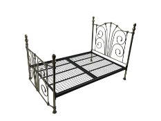 Victorian design metal 4' 6� double bedstead