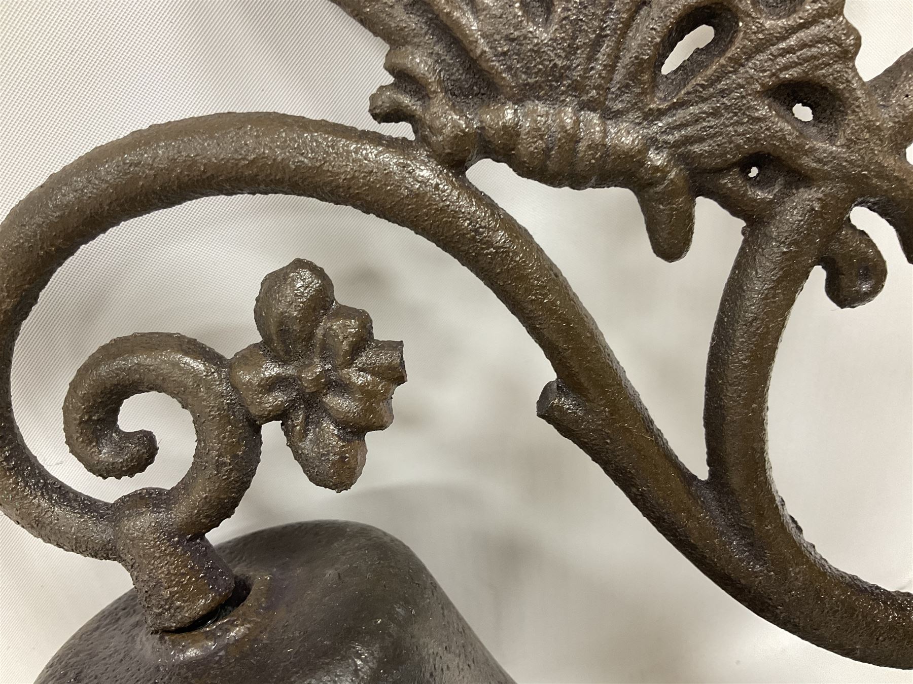 Cast iron exterior hanging garden bell with decorative butterfly bracket - Image 2 of 7