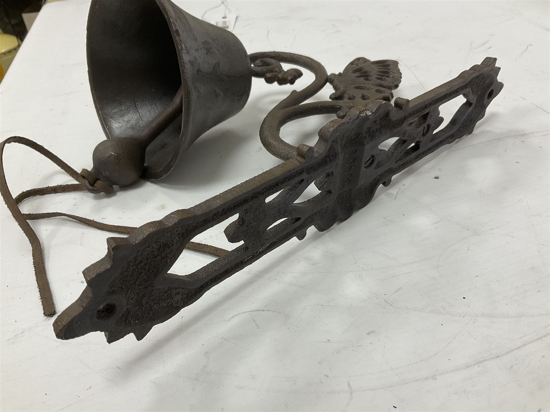 Cast iron exterior hanging garden bell with decorative butterfly bracket - Image 7 of 7