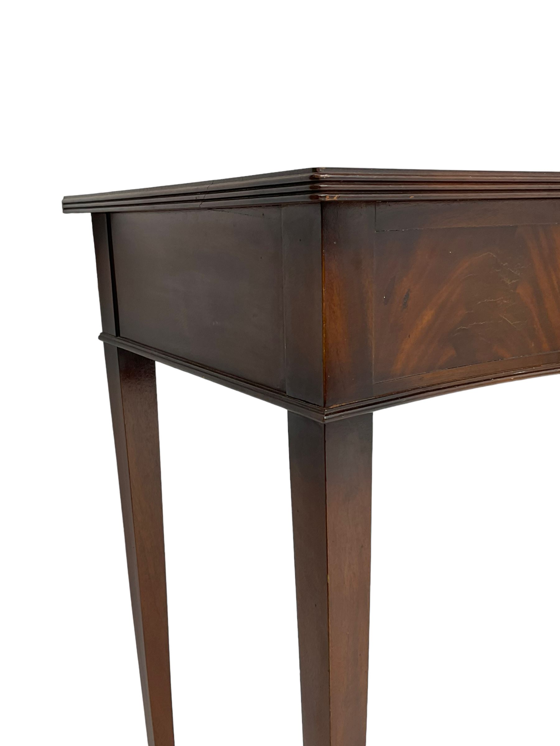 Georgian design mahogany serpentine fronted side table - Image 4 of 5