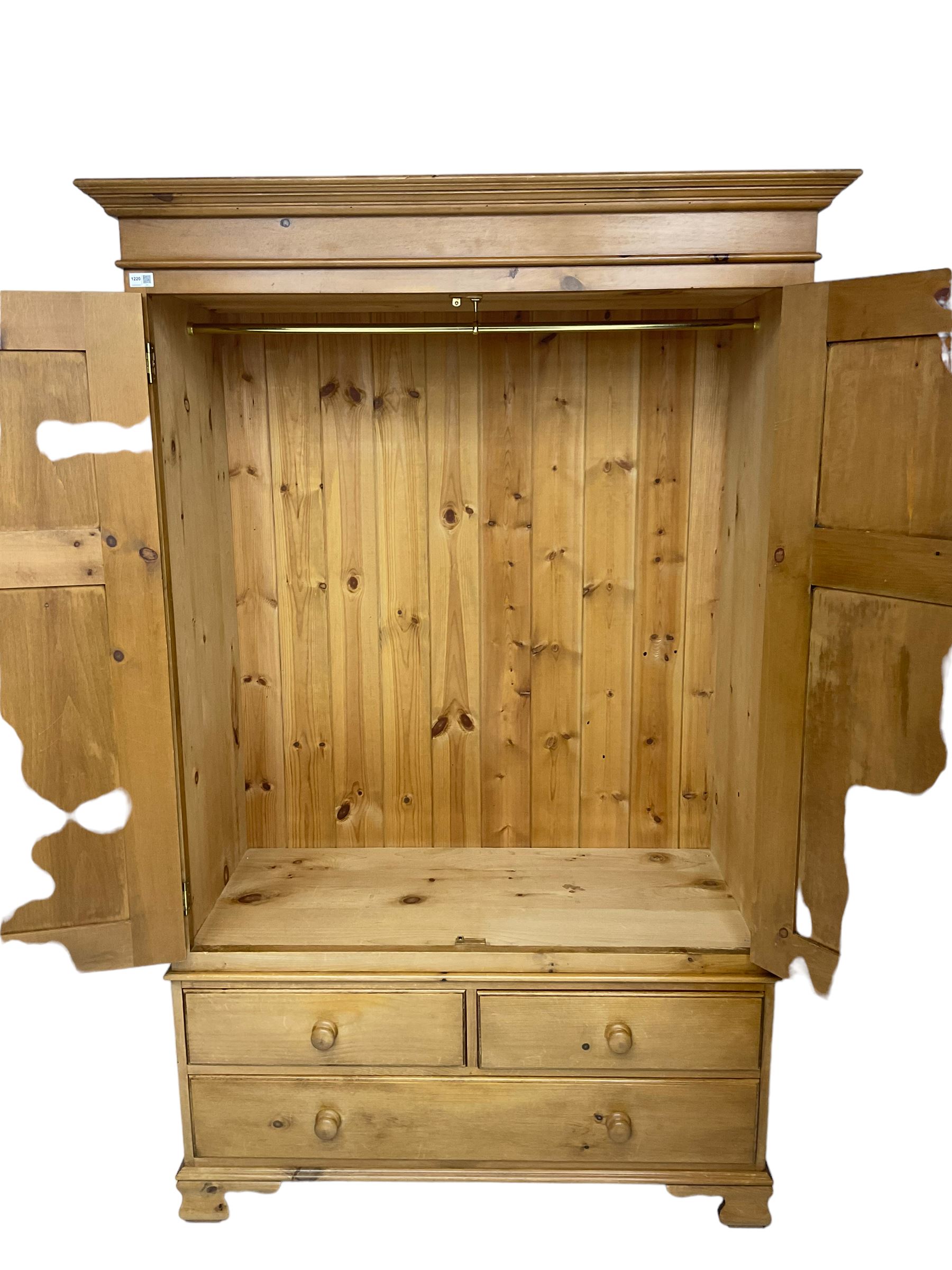 Traditional pine double wardrobe - Image 5 of 5