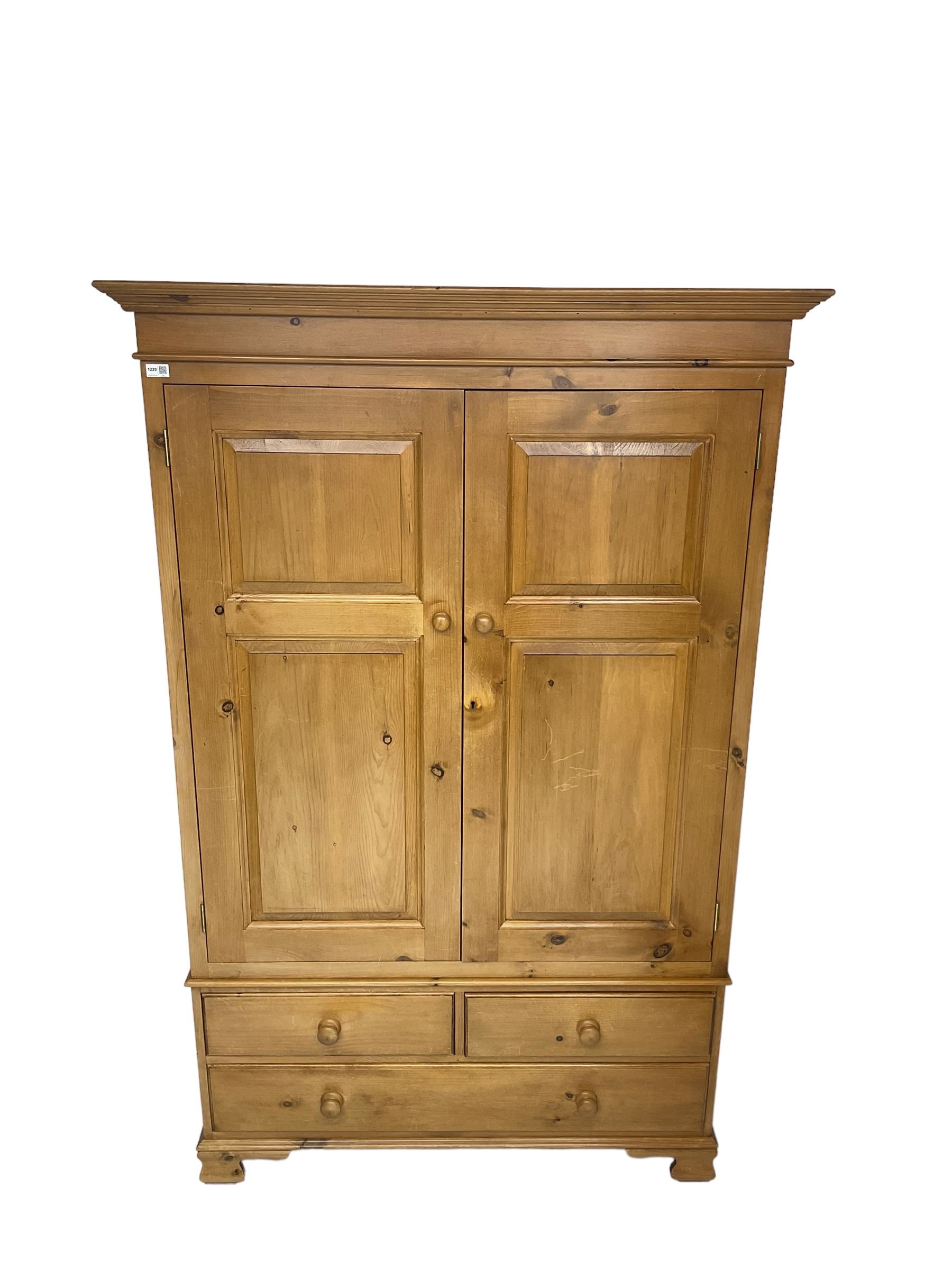 Traditional pine double wardrobe - Image 4 of 5