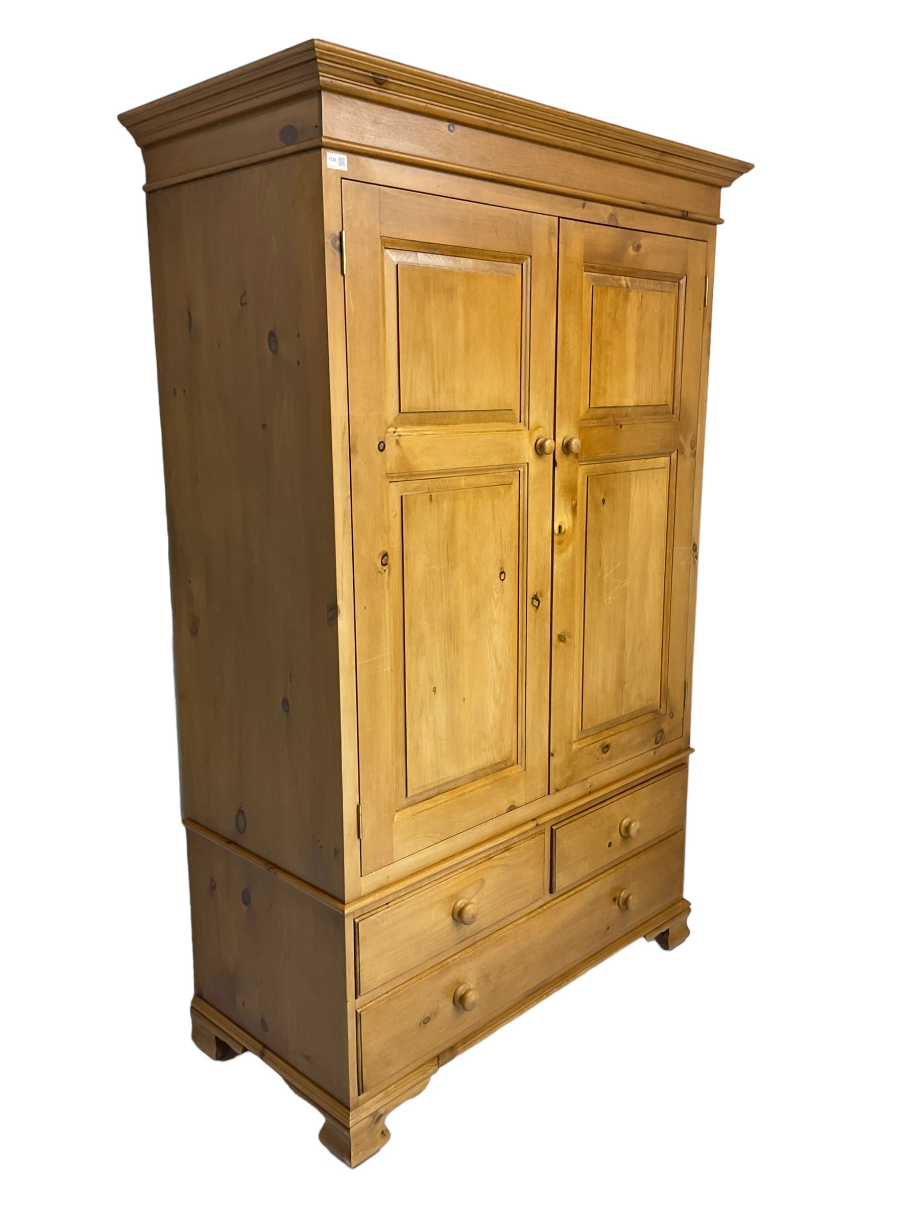 Traditional pine double wardrobe - Image 3 of 5