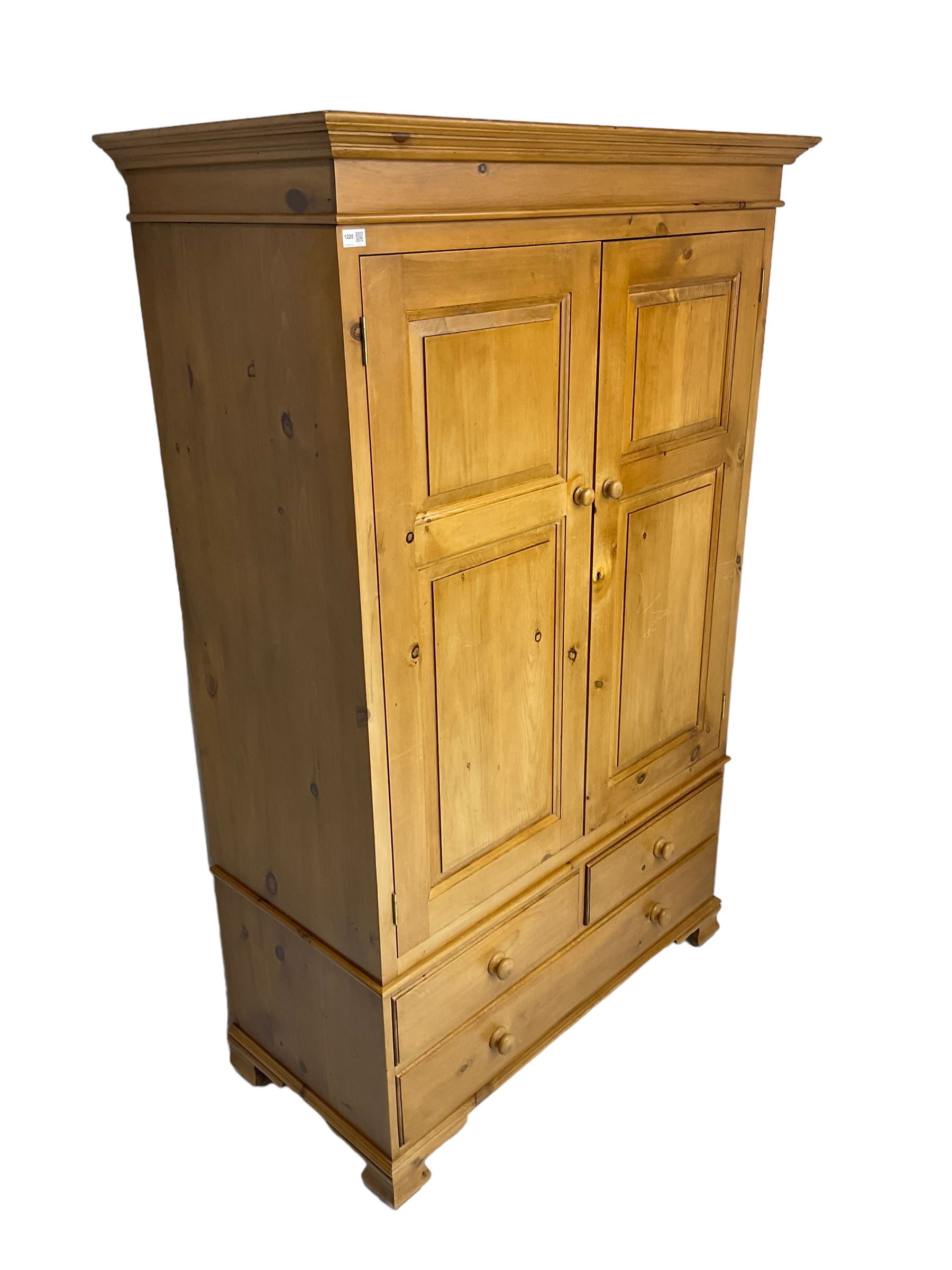 Traditional pine double wardrobe - Image 2 of 5