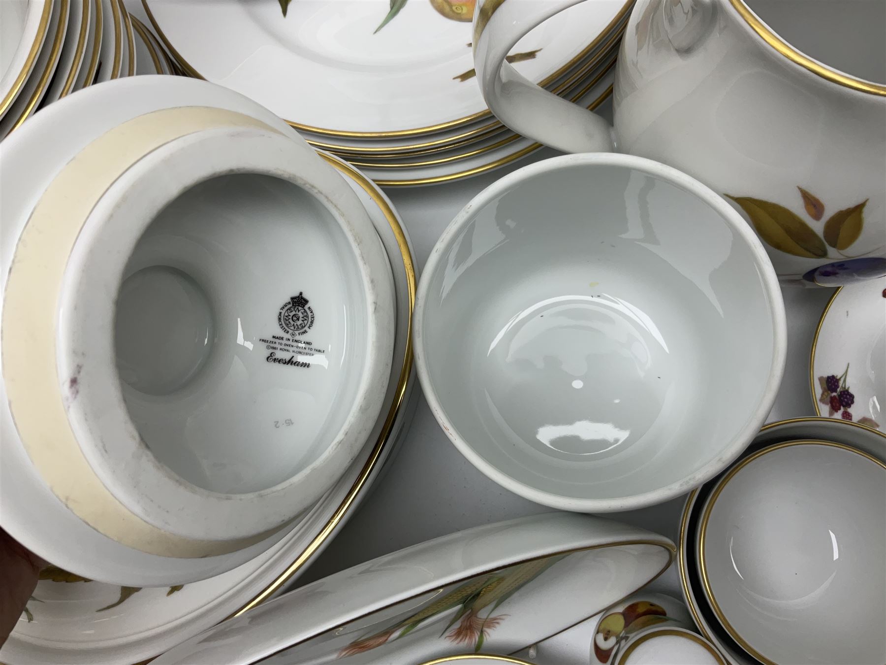Royal Worcester Evesham pattern tea and dinner wares - Image 10 of 18