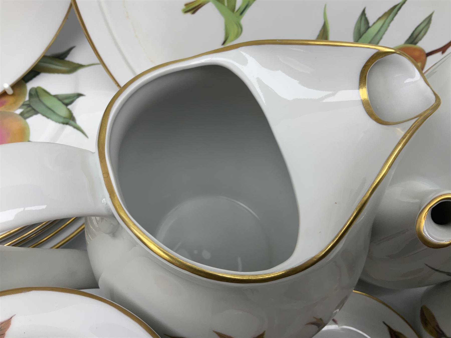 Royal Worcester Evesham pattern tea and dinner wares - Image 6 of 18