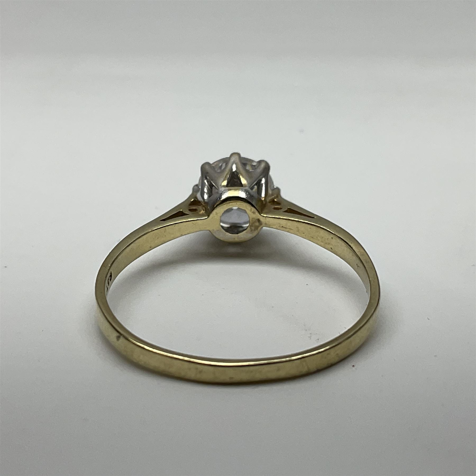 9ct gold cubic zirconia solitaire ring - Image 2 of 3