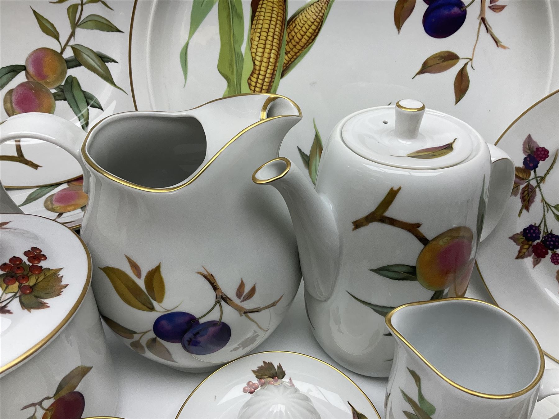 Royal Worcester Evesham pattern tea and dinner wares - Image 5 of 18