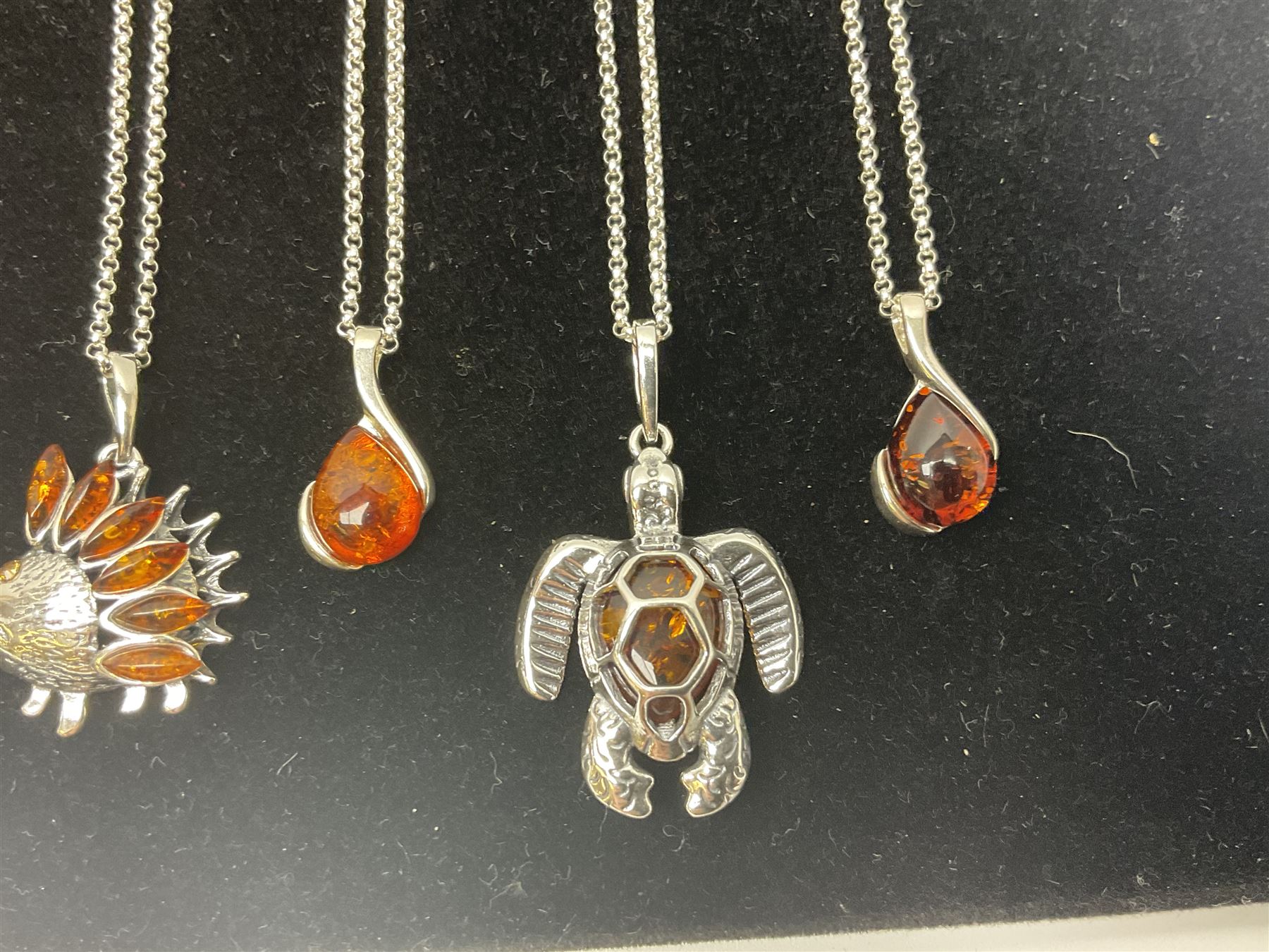 Fifteen silver Baltic amber pendant necklaces - Image 5 of 7