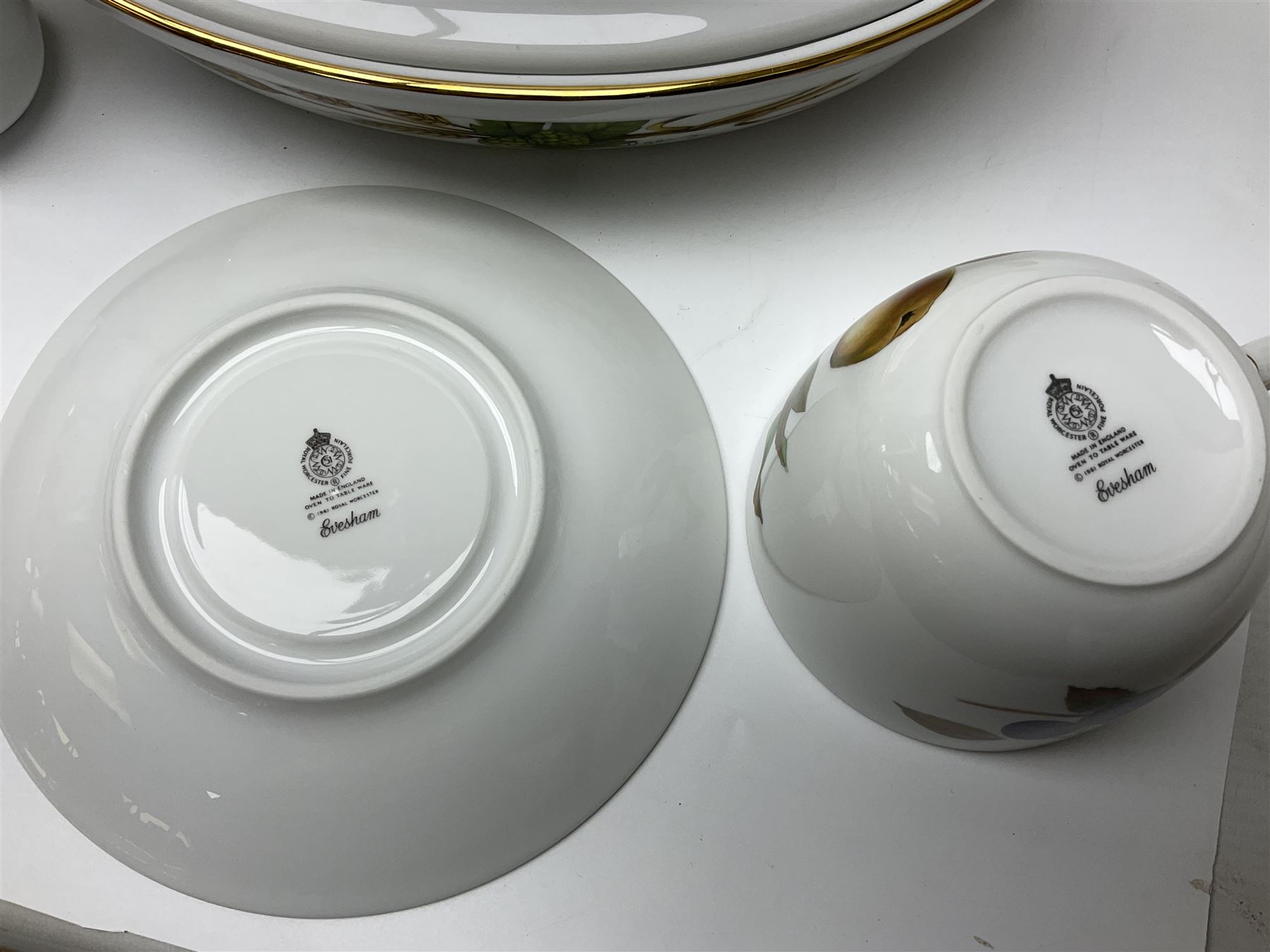 Royal Worcester Evesham pattern tea and dinner wares - Image 12 of 18