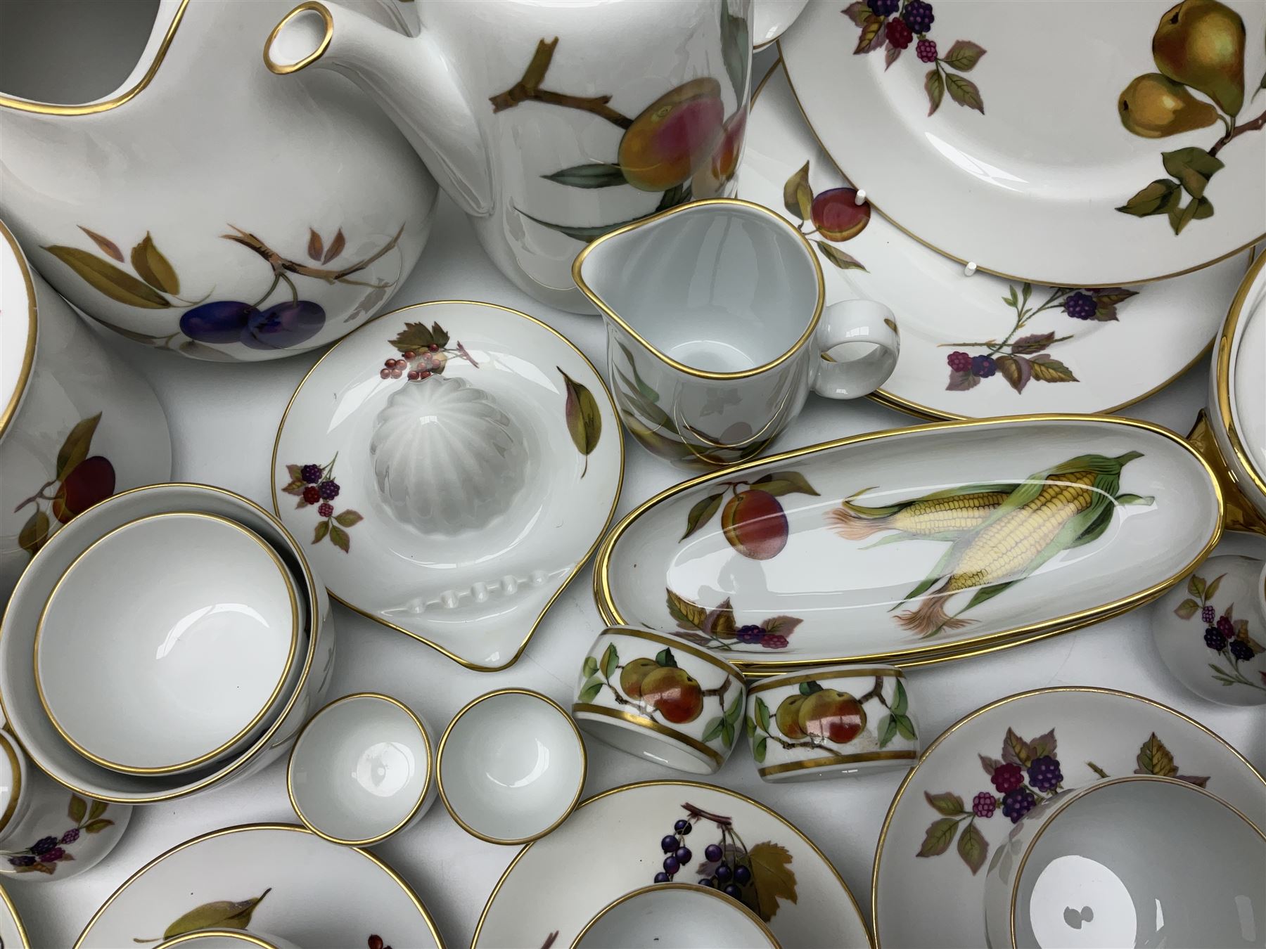 Royal Worcester Evesham pattern tea and dinner wares - Image 4 of 18