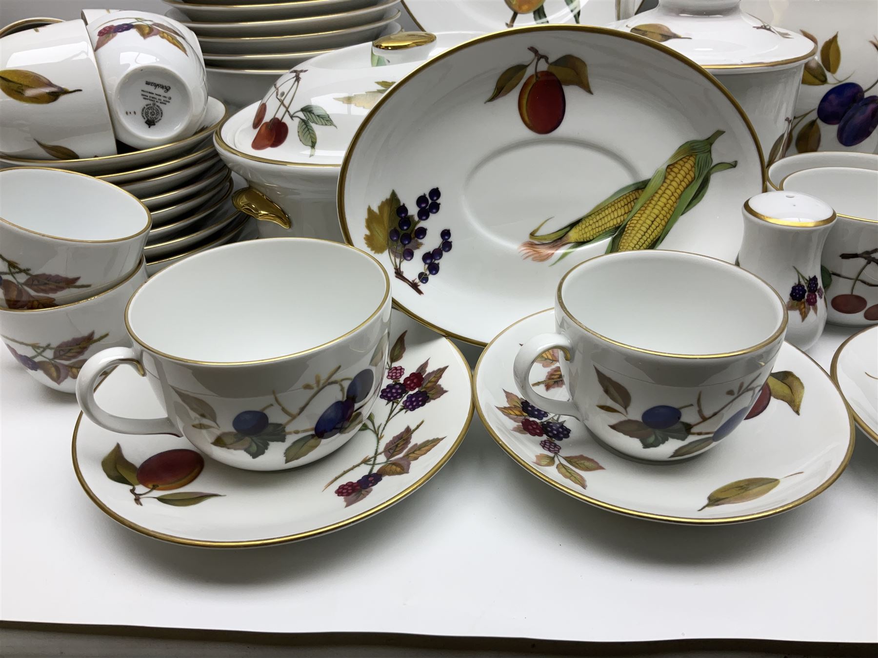 Royal Worcester Evesham pattern tea and dinner wares - Image 3 of 18