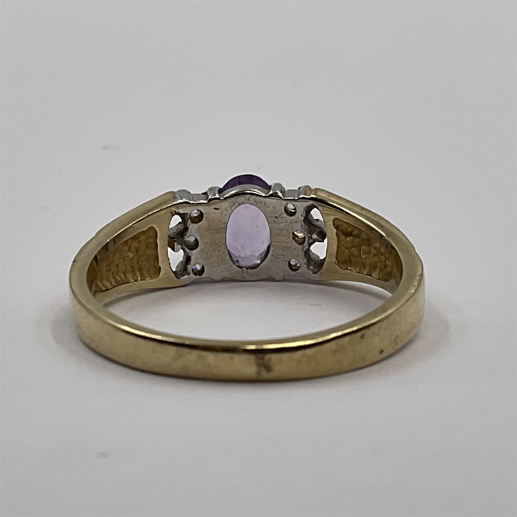 9ct gold amethyst and cubic zirconia cluster ring - Image 4 of 4