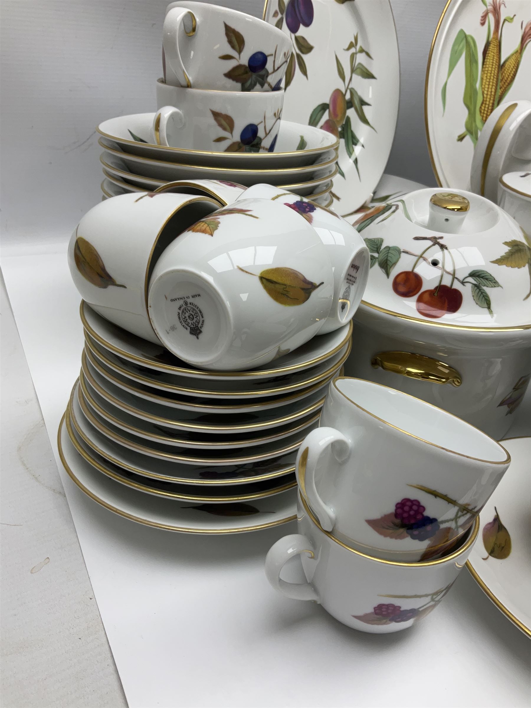 Royal Worcester Evesham pattern tea and dinner wares - Image 2 of 18