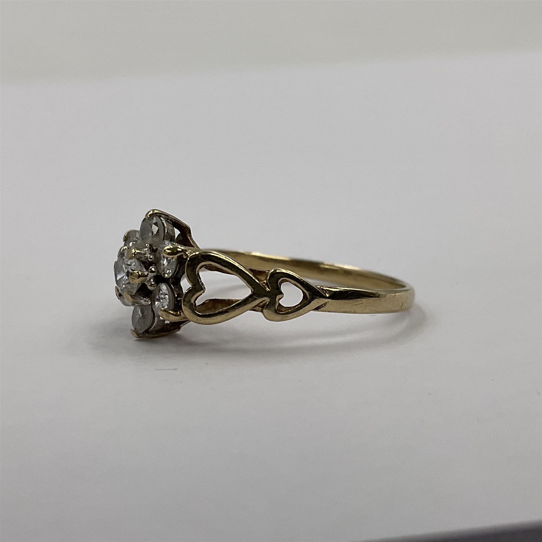 9ct gold cubic zirconia flower cluster ring - Image 2 of 4