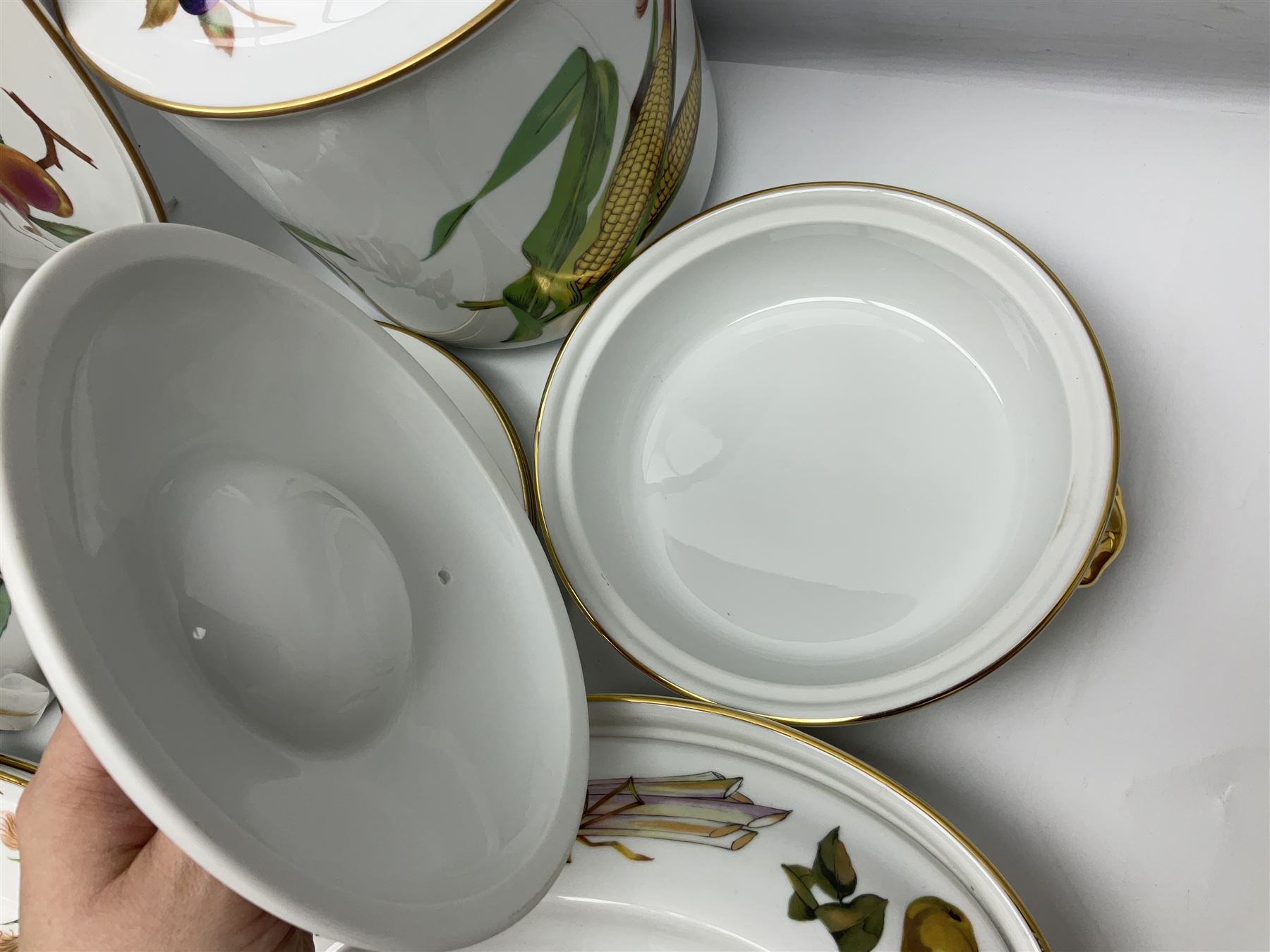 Royal Worcester Evesham pattern tea and dinner wares - Image 9 of 18