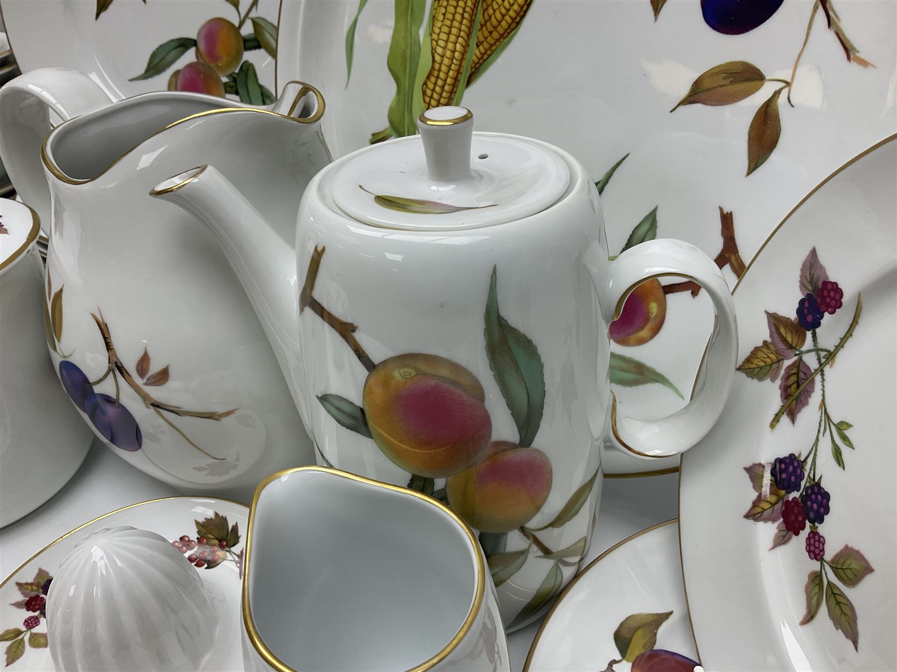 Royal Worcester Evesham pattern tea and dinner wares - Image 15 of 18