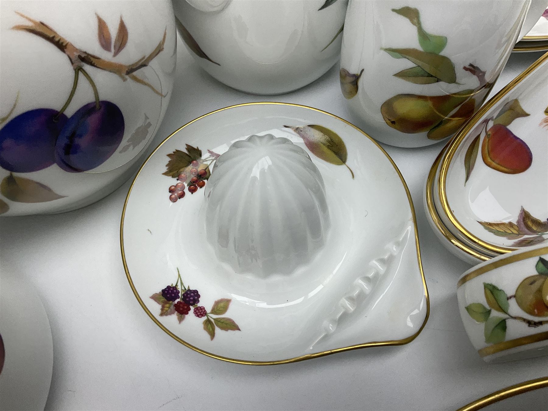 Royal Worcester Evesham pattern tea and dinner wares - Image 13 of 18