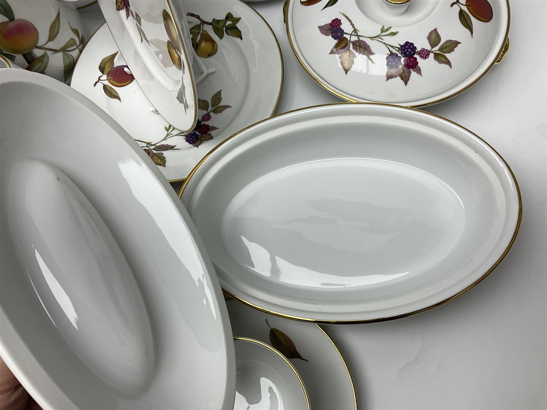 Royal Worcester Evesham pattern tea and dinner wares - Image 8 of 18