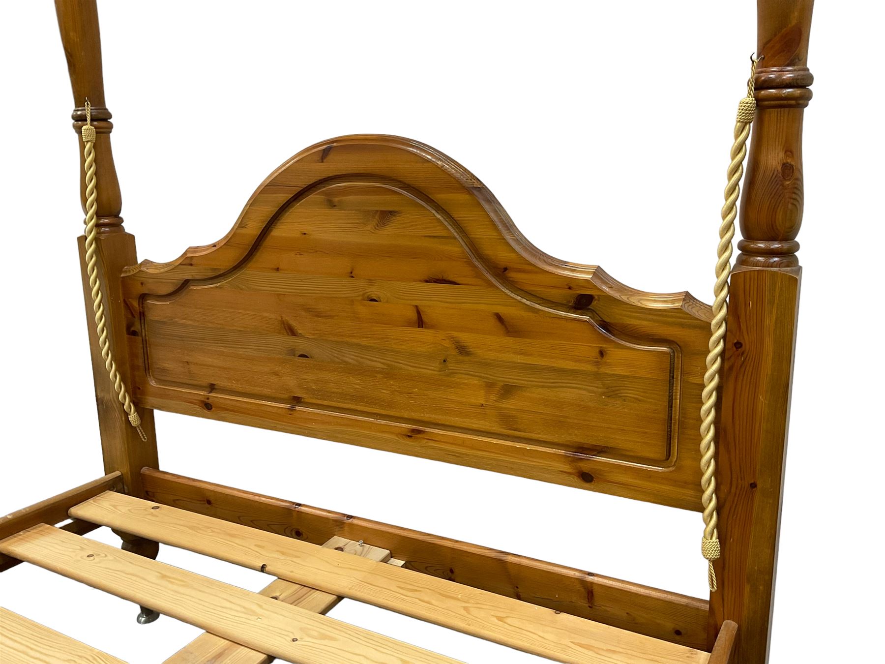 Polished pine 4' 6" double four poster bed - Image 2 of 3