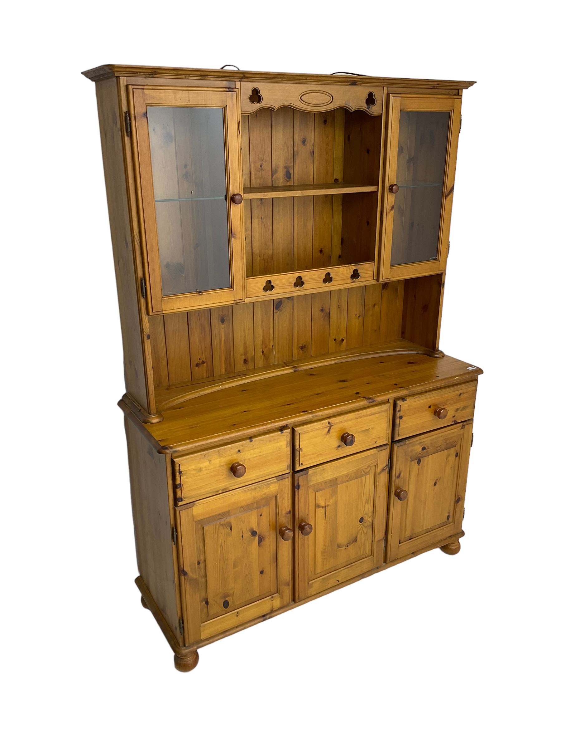 Traditional pine kitchen dresser - Image 4 of 6