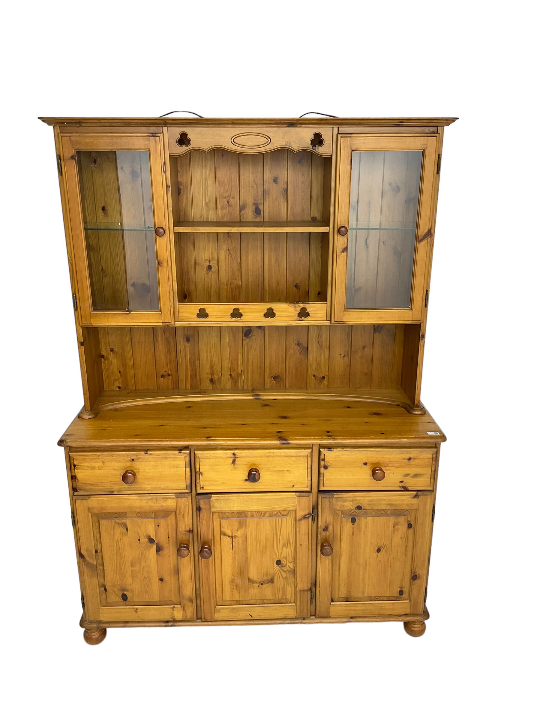 Traditional pine kitchen dresser - Image 2 of 6