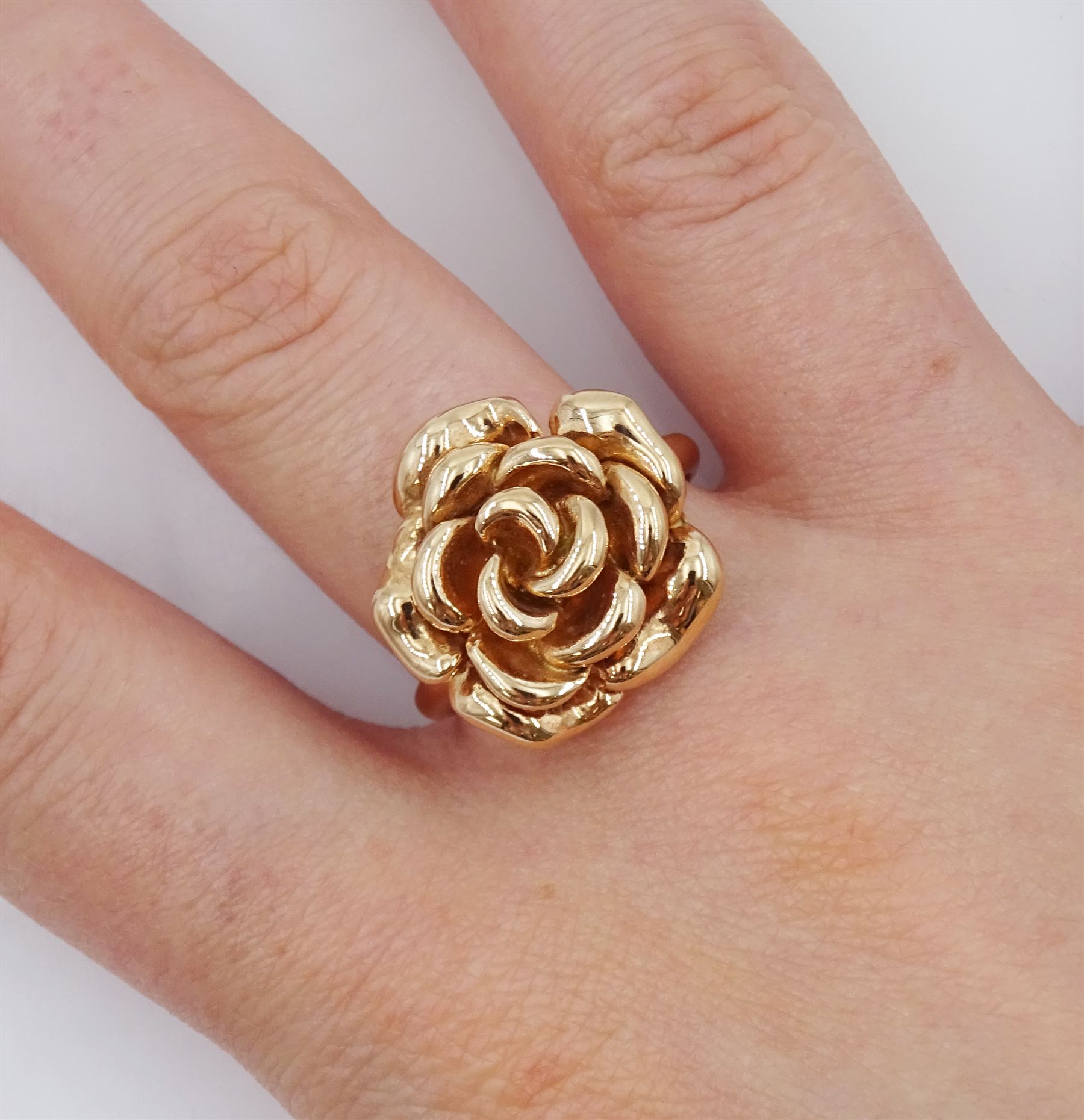 9ct rose gold rose flower head ring - Image 2 of 4