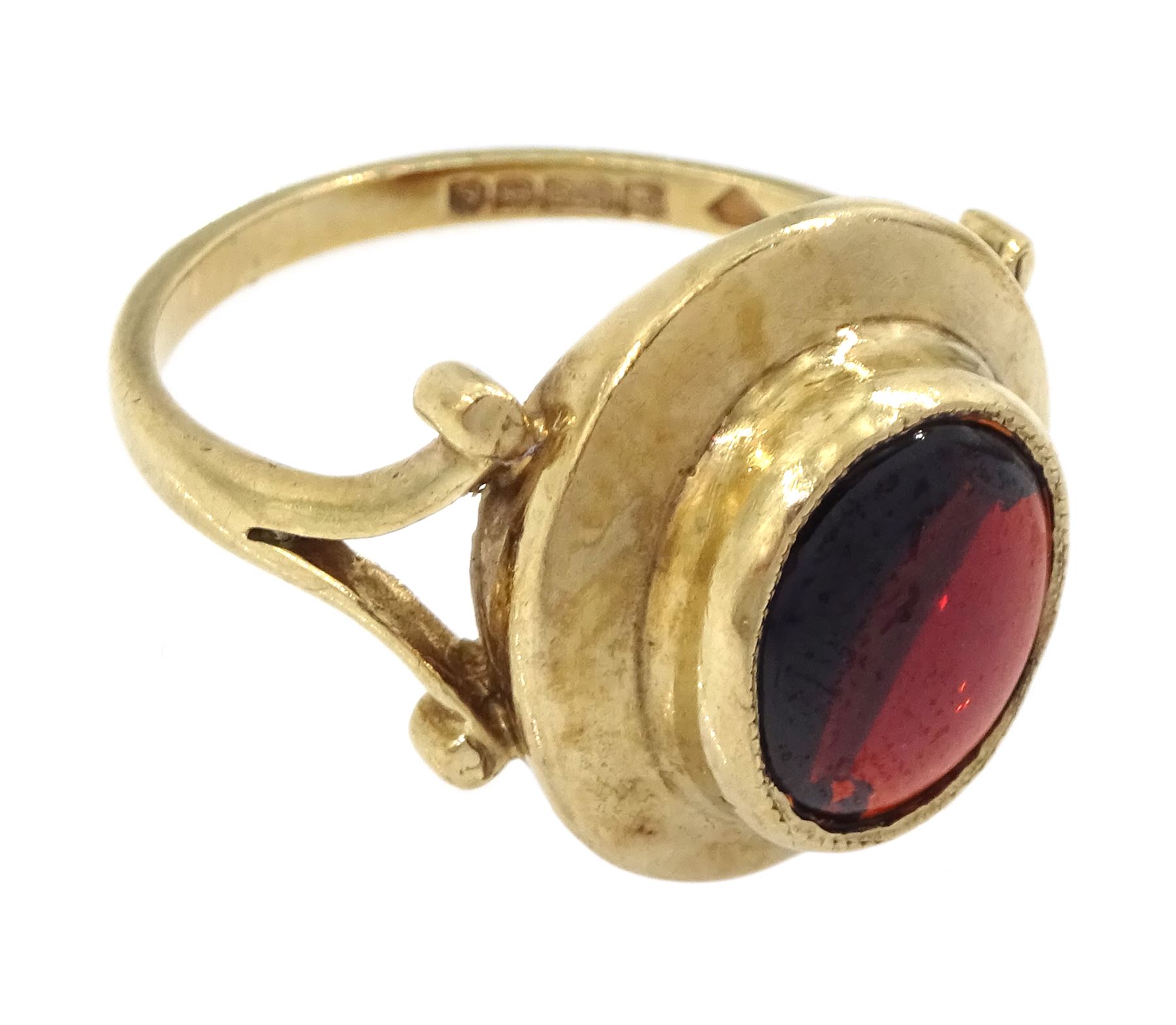 9ct gold single stone cabochon garnet ring - Image 3 of 4