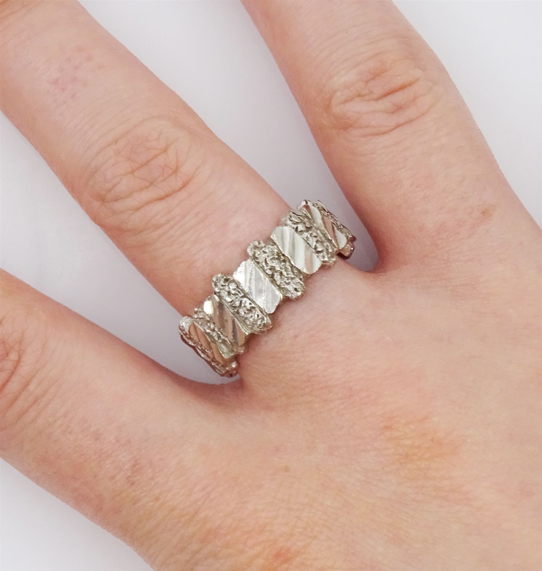 18ct white gold textured band - Image 2 of 4