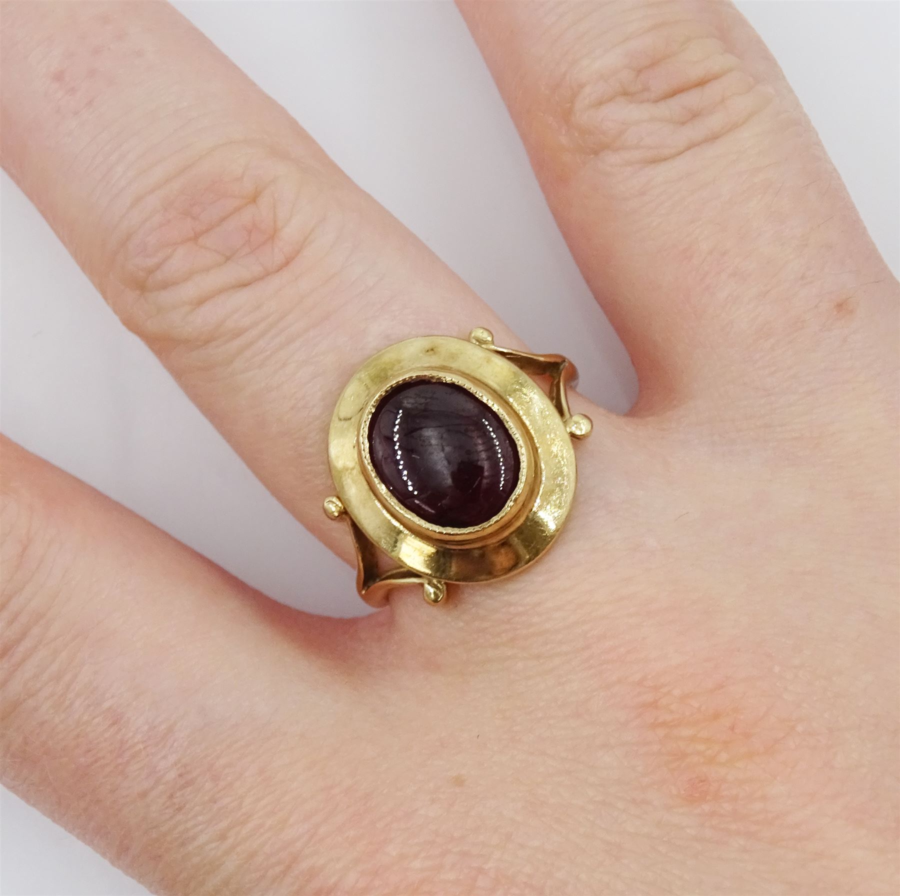 9ct gold single stone cabochon garnet ring - Image 2 of 4