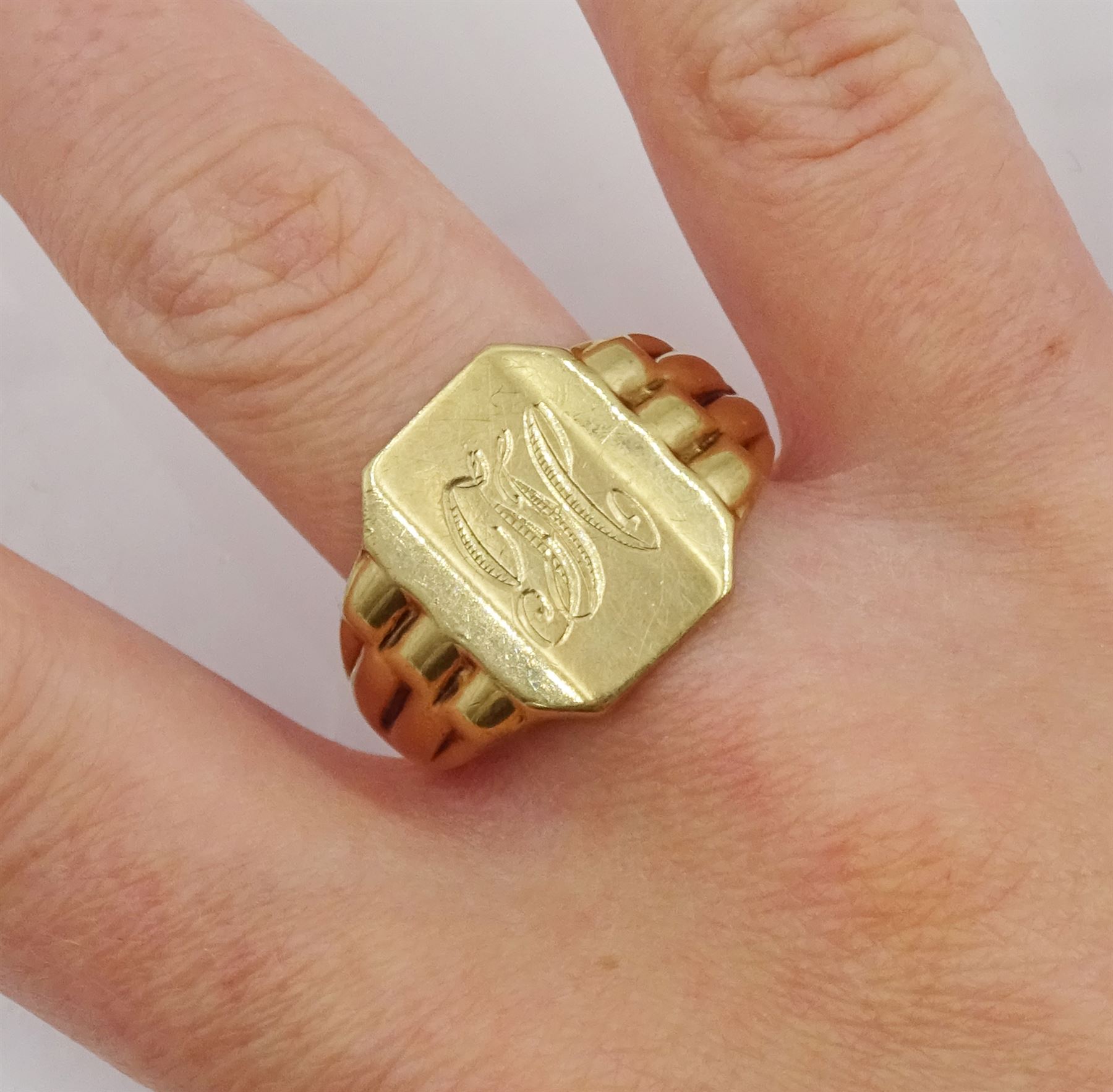9ct gold signet ring - Image 2 of 4