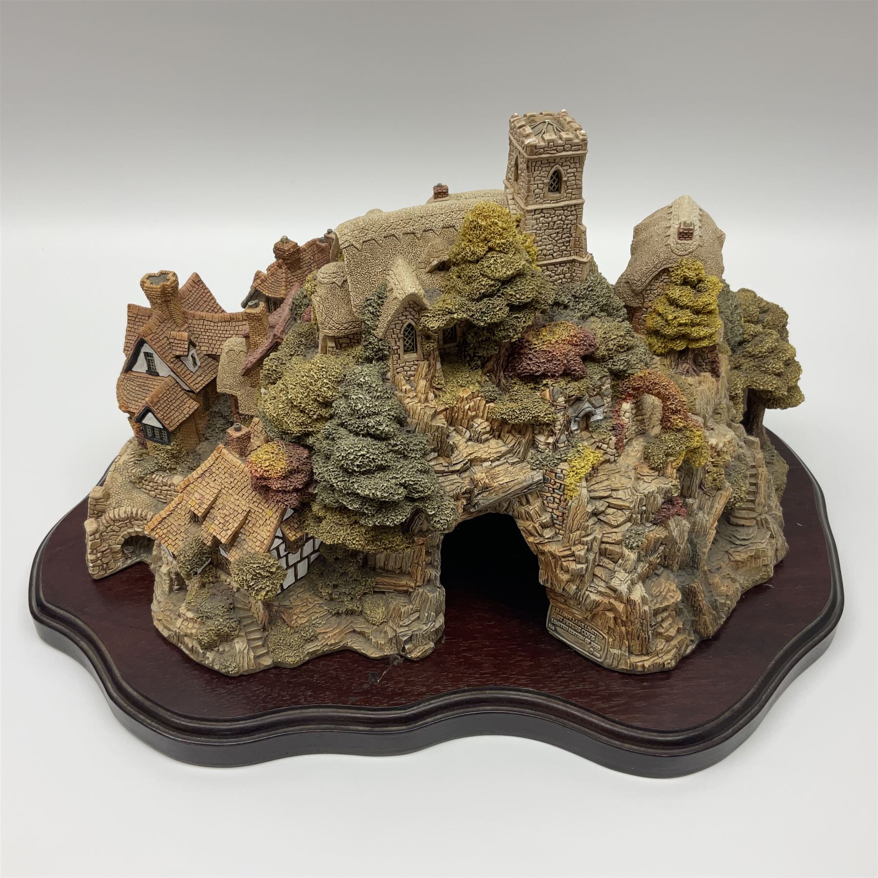 Lilliput lane St. Peters Cove with display plinth and original box - Image 6 of 13