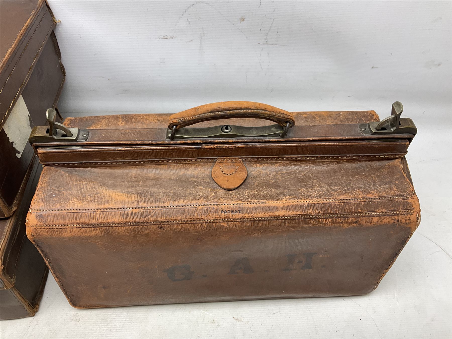 Early 20th century tan leather Gladstone bag - Image 9 of 15