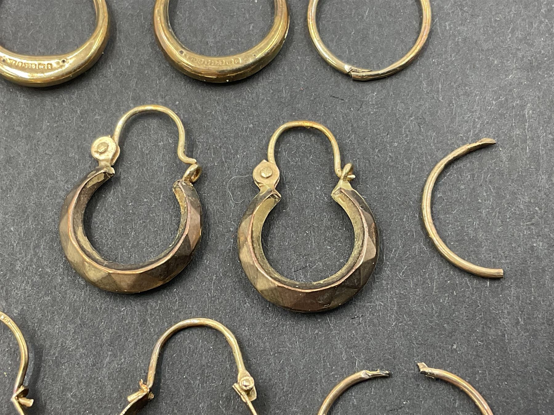 Two pairs of 9ct gold hoop earrings and 9ct gold earring oddments - Image 5 of 10