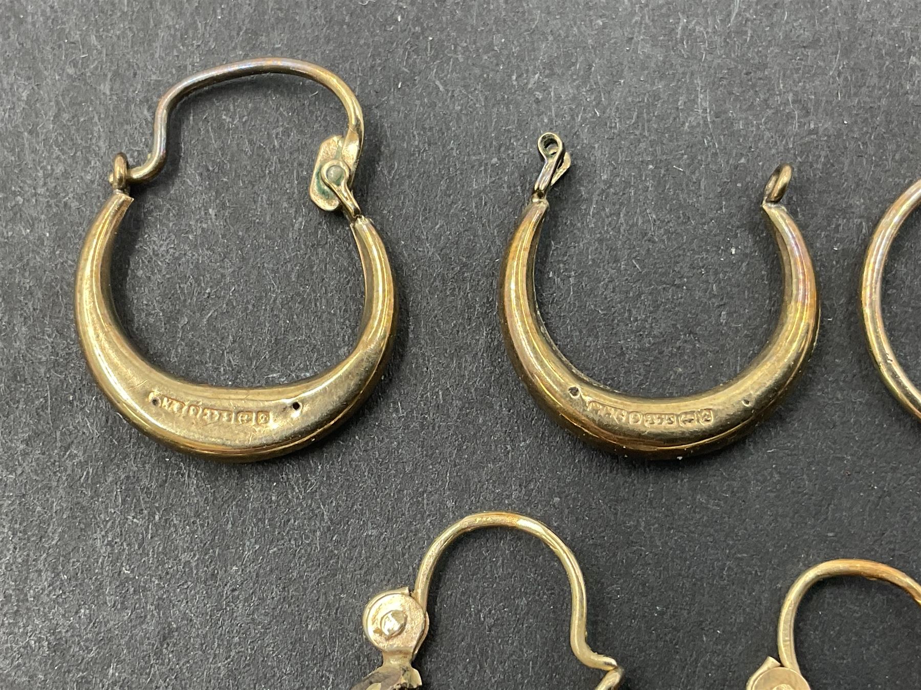 Two pairs of 9ct gold hoop earrings and 9ct gold earring oddments - Image 3 of 10