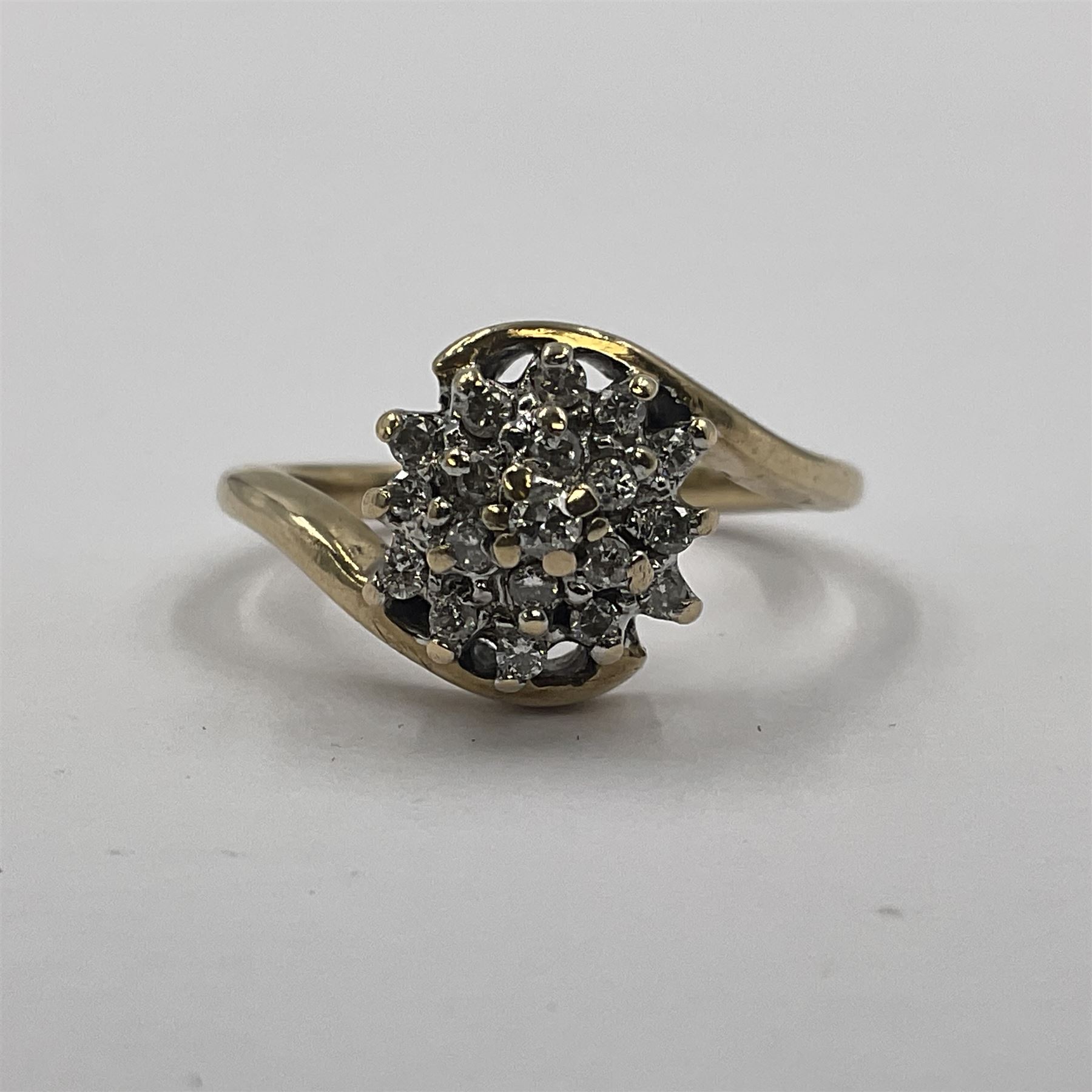 9ct gold diamond cluster ring - Image 2 of 5