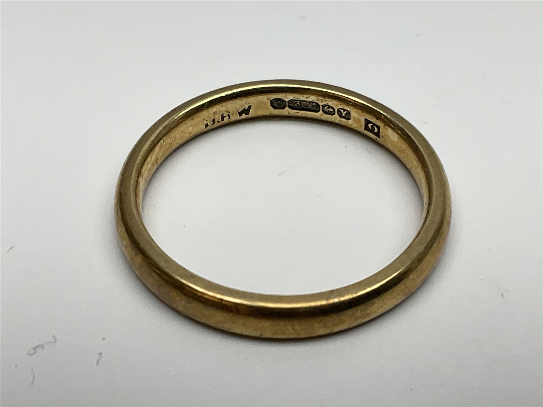 9ct gold jewellery comprising wedding band and two stone set brooches - Image 9 of 11