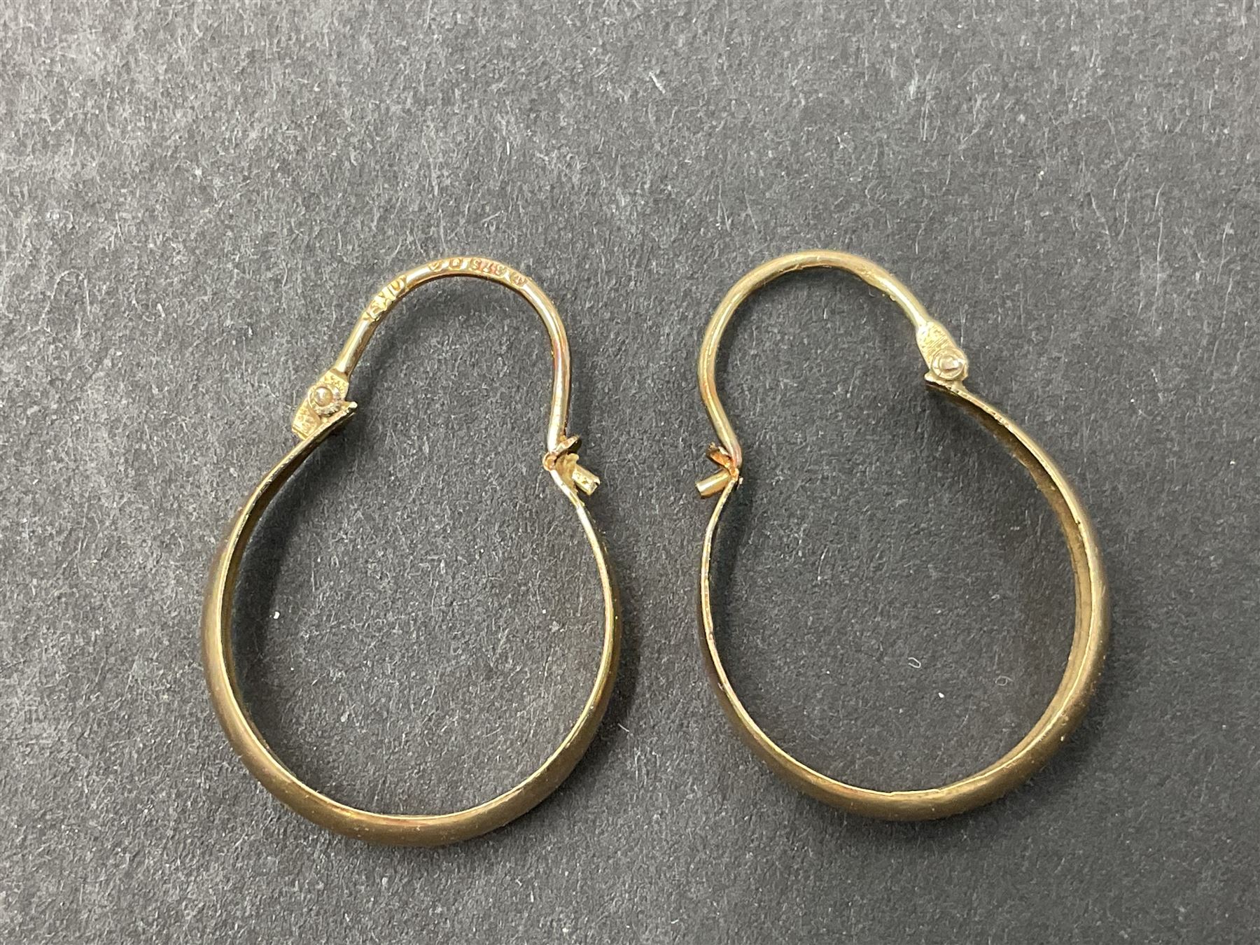 Two pairs of 9ct gold hoop earrings and 9ct gold earring oddments - Image 10 of 10