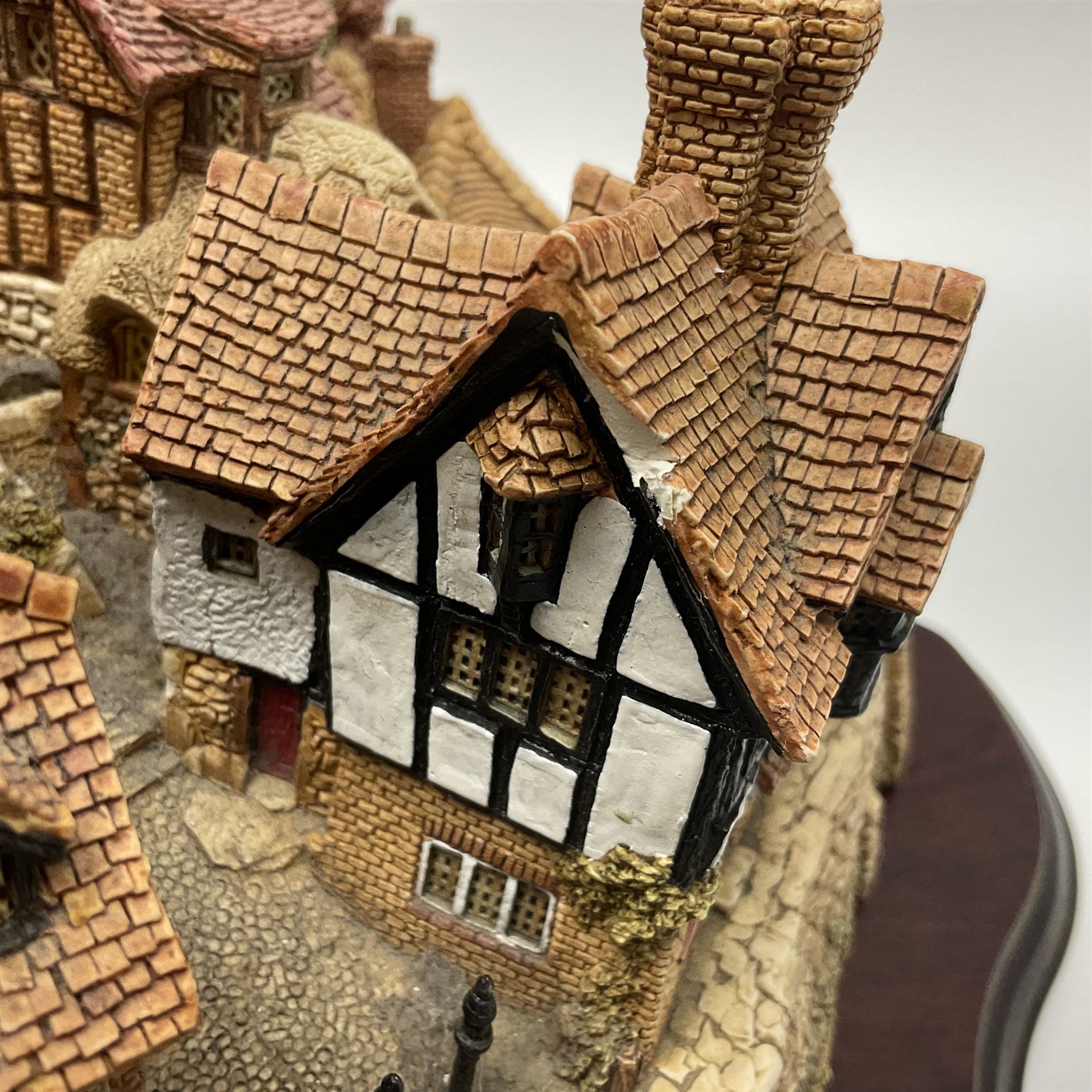 Lilliput lane St. Peters Cove with display plinth and original box - Image 2 of 13