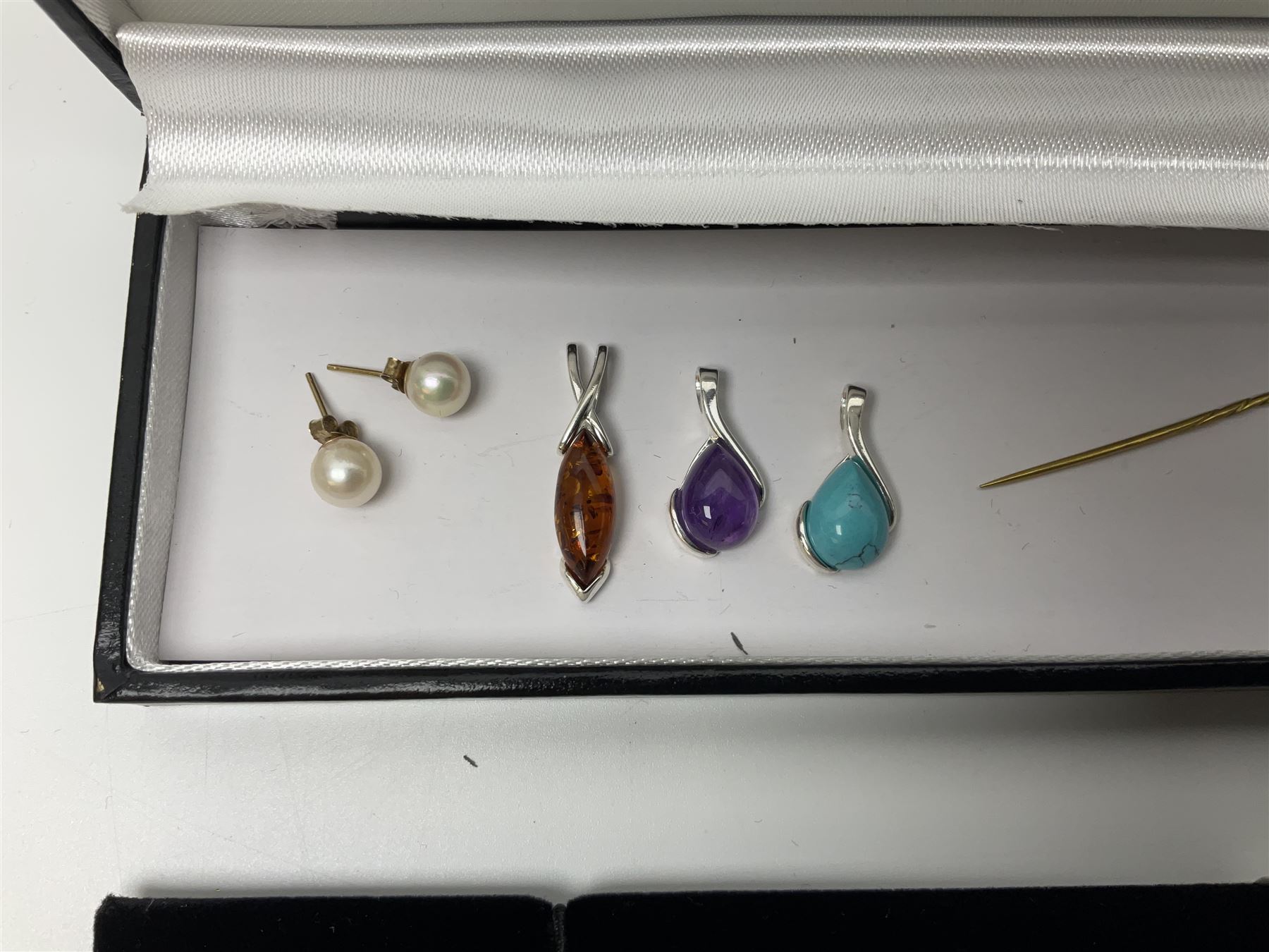 Pair of 9ct gold pearl stud earrings - Image 2 of 12