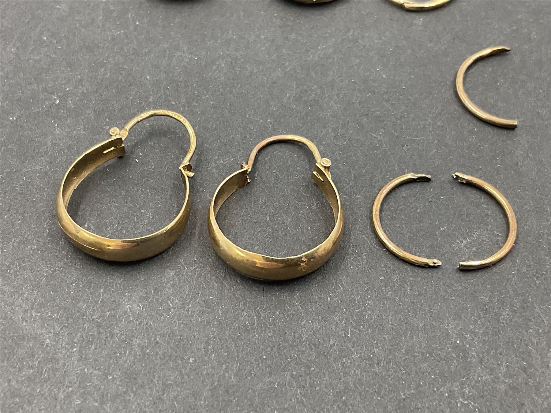 Two pairs of 9ct gold hoop earrings and 9ct gold earring oddments - Image 7 of 10