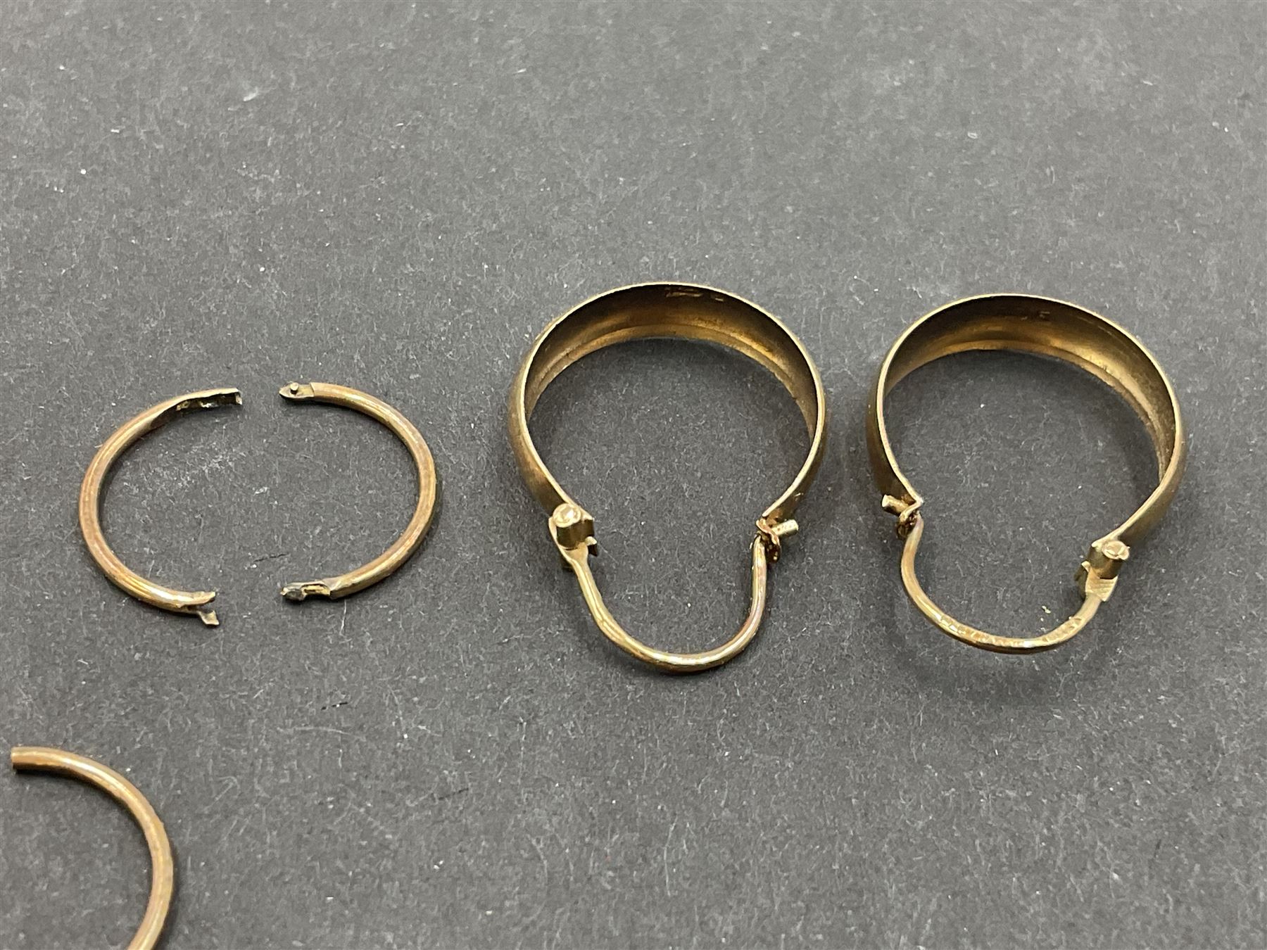 Two pairs of 9ct gold hoop earrings and 9ct gold earring oddments - Image 9 of 10