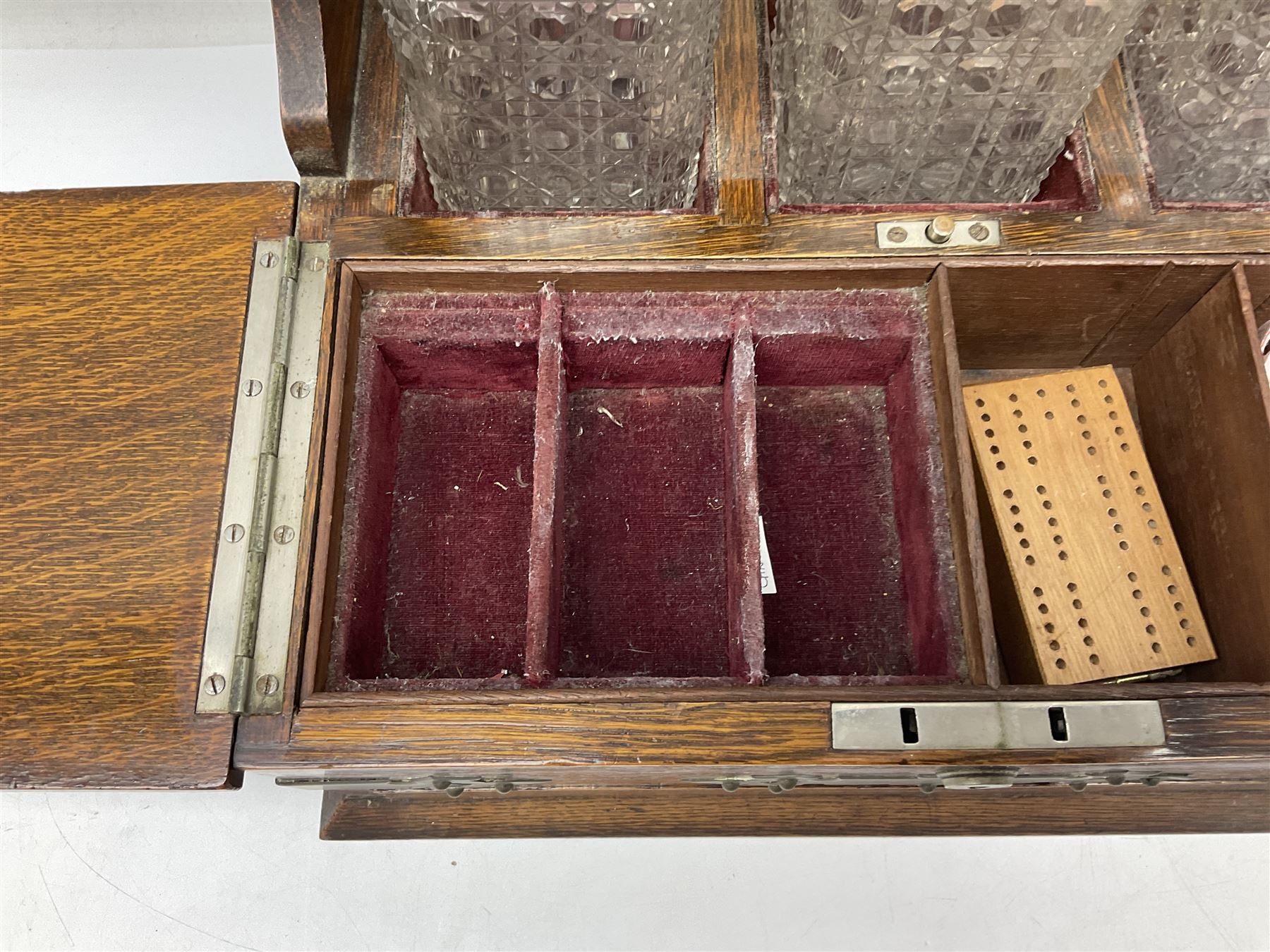 Edwardian oak tantalus with brass mounts and handles - Image 2 of 9