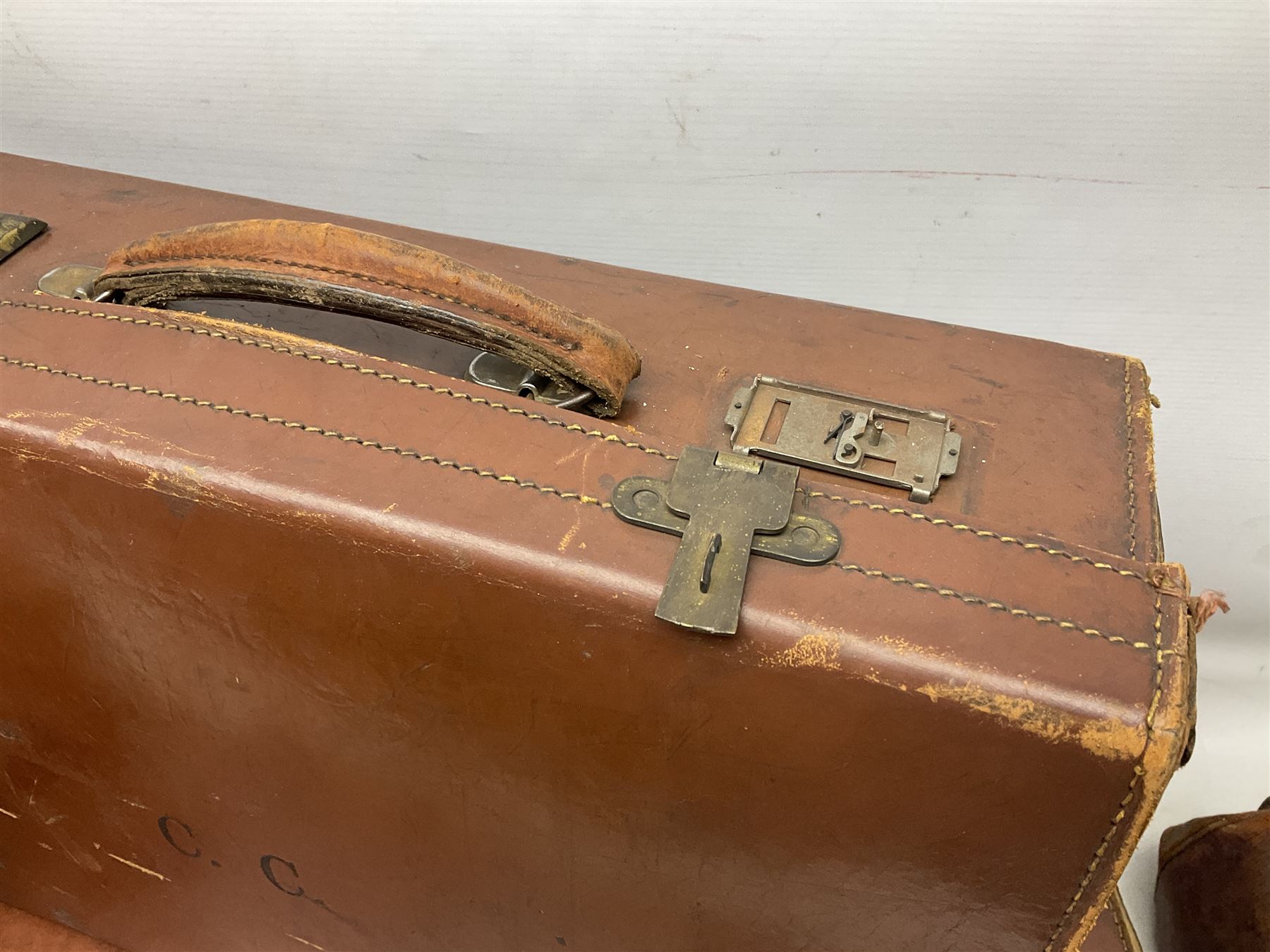 Early 20th century tan leather Gladstone bag - Image 6 of 15